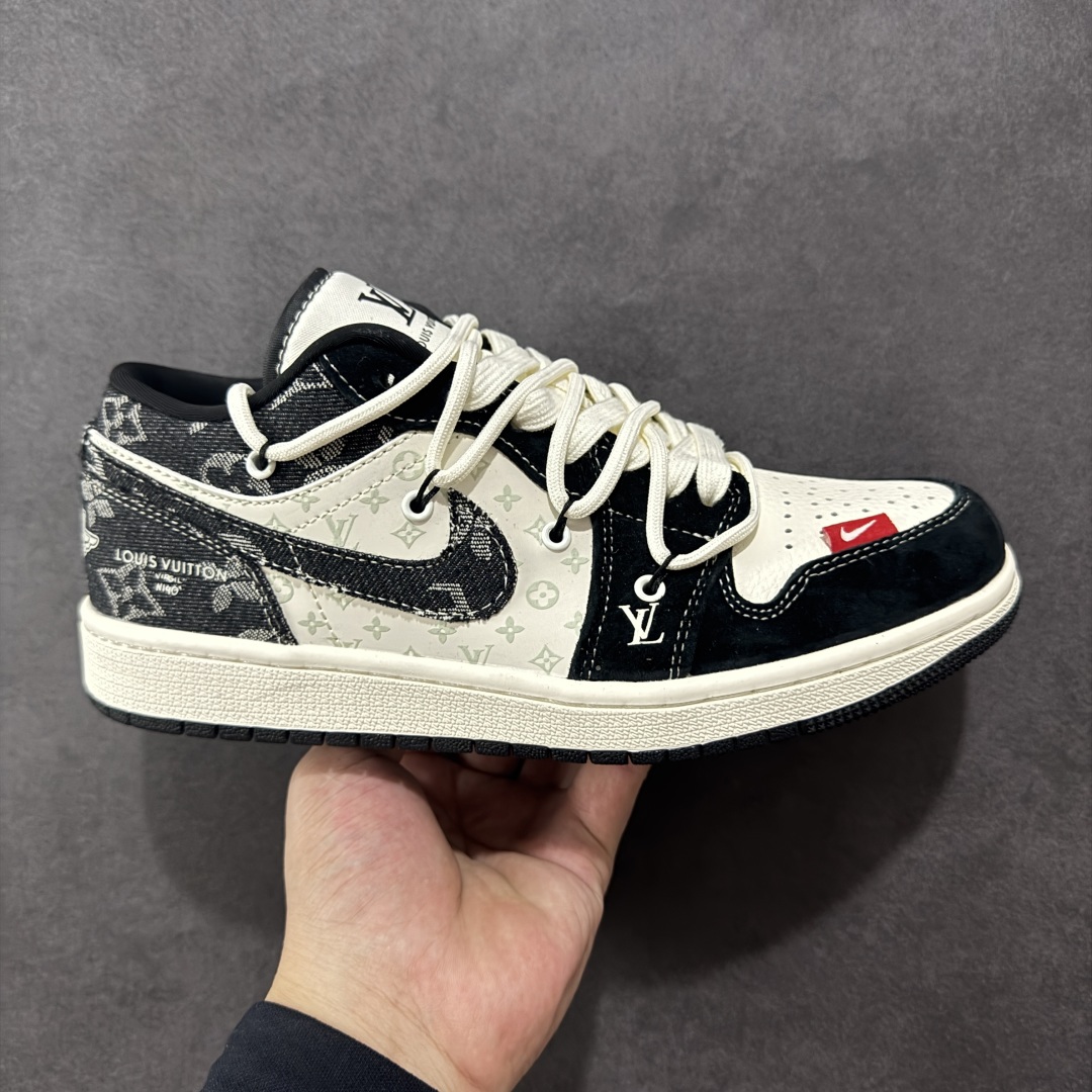 【定制版】Louis Vuitton x Air Jordan 1 Low 路易威登LV x AJ1 低帮 黑白解构鞋带 AJ1 乔丹1代 aj1 乔1 低邦 黑白解构 乔丹篮球鞋系列 鞋身整体以米白色为底搭配黑色框架覆盖层,鞋身两侧Swoosh Logo采用黑色牛仔点缀,鞋舌上以LV及Louis Vuitton字样呈现,鞋头处LV字样白色点缀,后跟Wings Logo采用白色压印呈现,后跟印有Louis Vuitton字样,彰显联名身份;最后以米白色中底搭配黑色橡胶外底完善整体设计收尾。 货号:YX5066-383 尺码:36 36.5 37.5 38 38.5 39 40 40.5 41 42 42.5 43 44 44.5 45 编码:HXSB250260-选品中心
