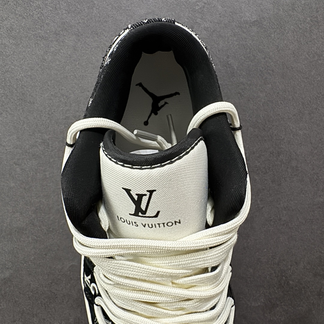 图片[7]-【定制版】Louis Vuitton x Air Jordan 1 Low 路易威登LV x AJ1 低帮 黑白解构鞋带 AJ1 乔丹1代 aj1 乔1 低邦 黑白解构 乔丹篮球鞋系列 鞋身整体以米白色为底搭配黑色框架覆盖层，鞋身两侧Swoosh Logo采用黑色牛仔点缀，鞋舌上以LV及Louis Vuitton字样呈现，鞋头处LV字样白色点缀，后跟Wings Logo采用白色压印呈现，后跟印有Louis Vuitton字样，彰显联名身份；最后以米白色中底搭配黑色橡胶外底完善整体设计收尾。 货号：YX5066-383 尺码：36 36.5 37.5 38 38.5 39 40 40.5 41 42 42.5 43 44 44.5 45 编码：HXSB250260-选品中心