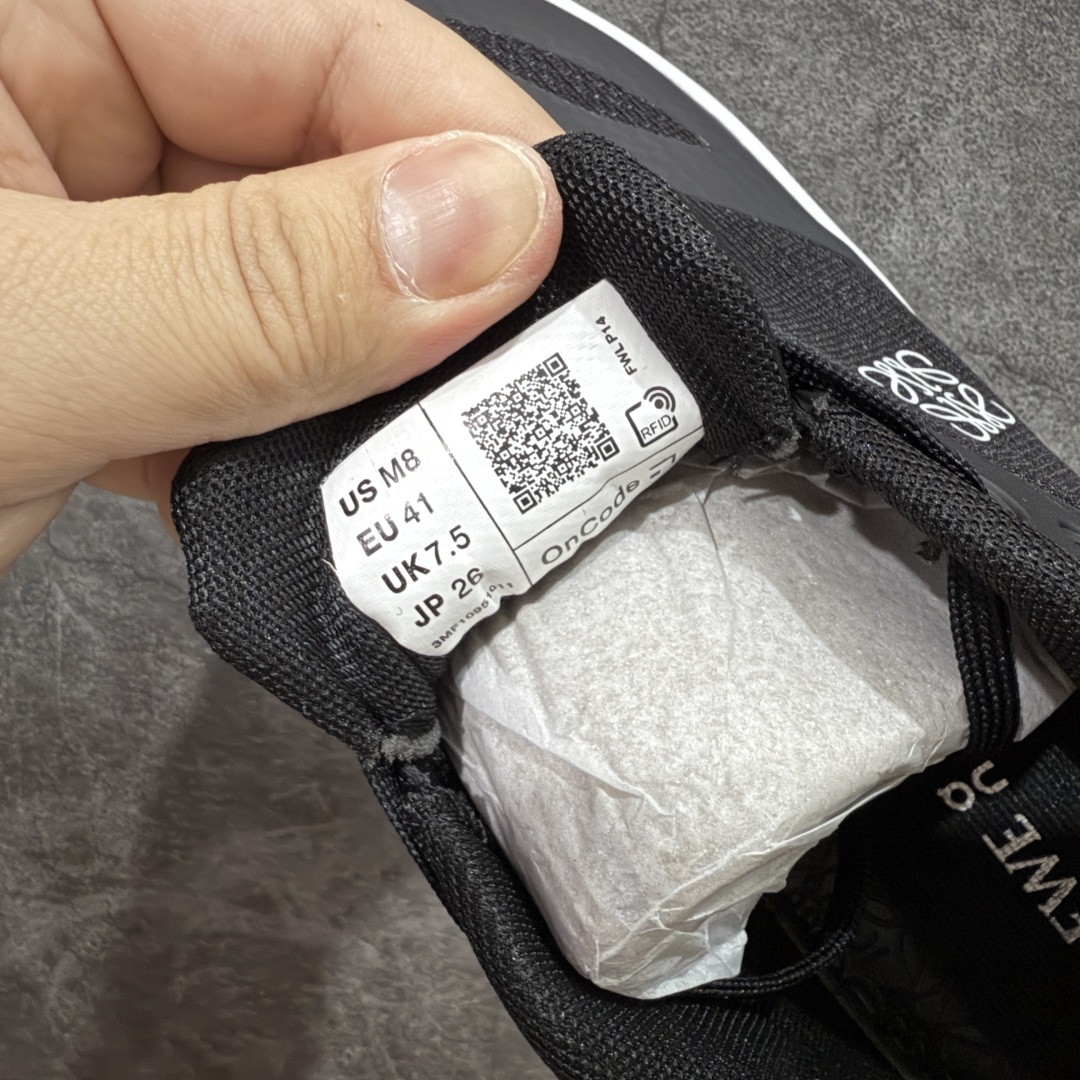 本地💰200 支持放店
【得物版本】On昂跑 x LOEWE罗意威 Cloudventure 织物 跑步 户外轻便百搭系带 减震 低帮 运动休闲鞋 

市面最优版本 附赠原厂布袋 
原版开发 原材1比1打造 
采用工程飞织网布组合再生聚酯纤维鞋面材质搭载独家隐藏速度中板 镂空CloudTec科技
泡棉缓震中底 黑科技跑出圈的时尚运动新宠
尺码：36 37 38 39 40 41 42 43 44 45
编码：AYB250260