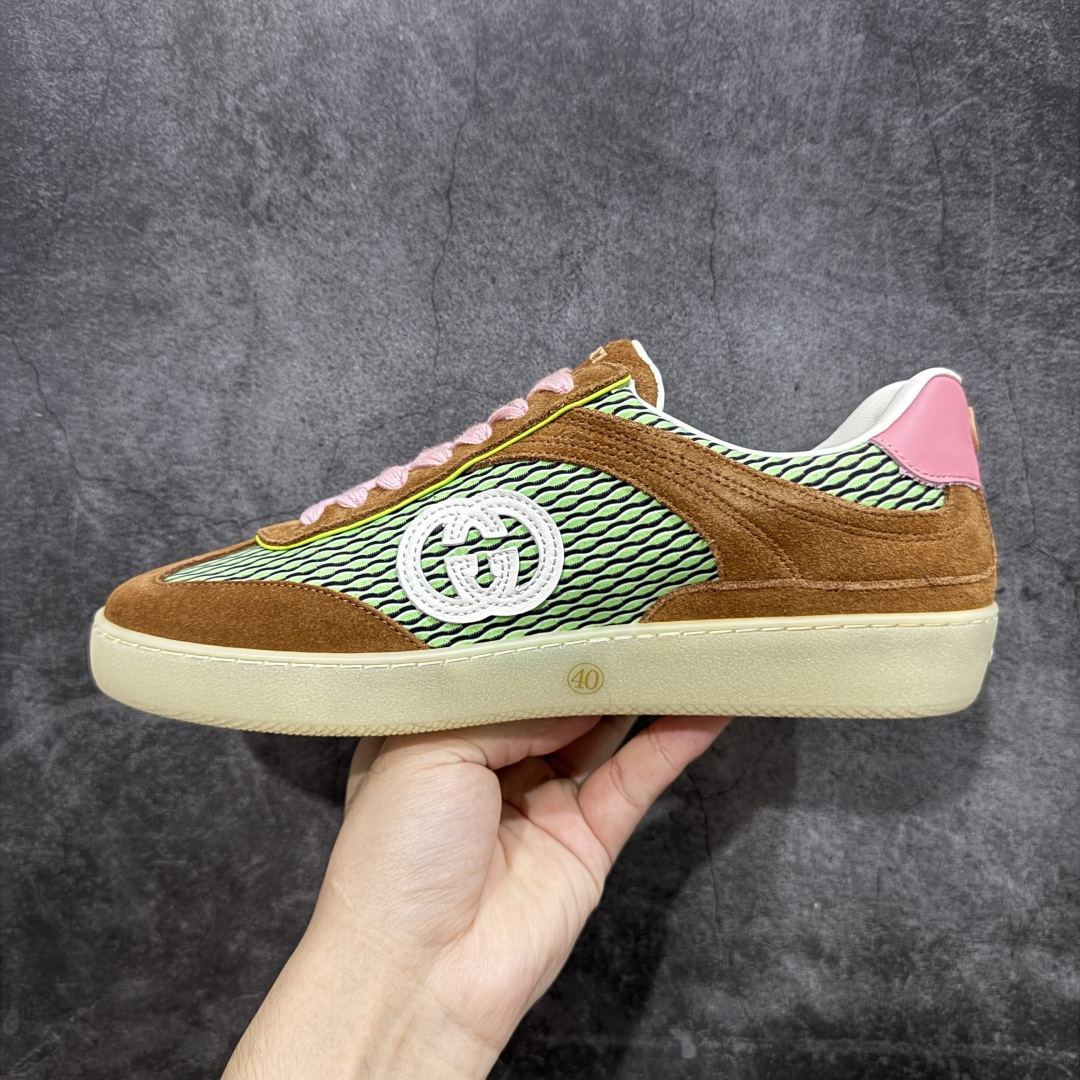 图片[2]-【广东礼盒版本】Gucci 古驰G75 圆头系带运动鞋 这款鞋履采用柔软的绒面材质鞋面制作，精致之中散发现代魅力。流线型廓形与标志性互扣式双G标识优雅辉映，为整体设计倍添精致美感。 GG帆布镶饰 互扣式双G标识 另附一副鞋带 系带固定 跟高：3.5厘米 尺码：35-46-选品中心