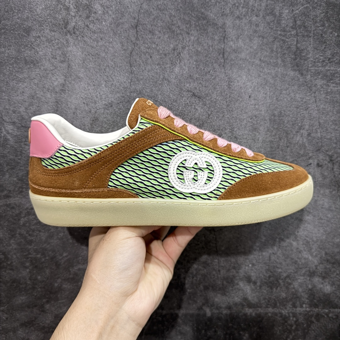 【广东礼盒版本】Gucci 古驰G75 圆头系带运动鞋 这款鞋履采用柔软的绒面材质鞋面制作,精致之中散发现代魅力。流线型廓形与标志性互扣式双G标识优雅辉映,为整体设计倍添精致美感。 GG帆布镶饰 互扣式双G标识 另附一副鞋带 系带固定 跟高:3.5厘米 尺码:35-46-选品中心