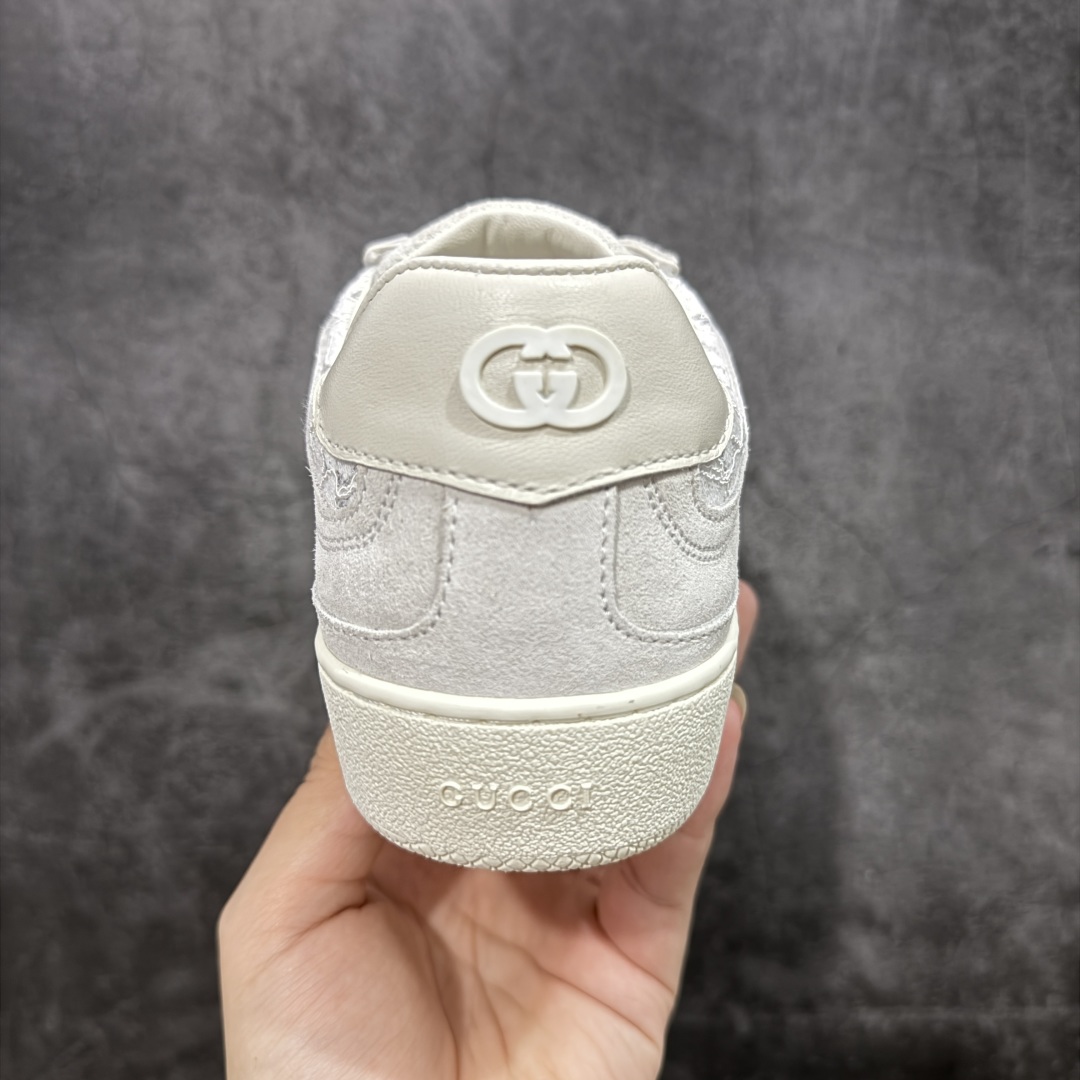 图片[4]-【广东礼盒版本】Gucci 古驰G75 圆头系带运动鞋 这款鞋履采用柔软的绒面材质鞋面制作，精致之中散发现代魅力。流线型廓形与标志性互扣式双G标识优雅辉映，为整体设计倍添精致美感。 GG帆布镶饰 互扣式双G标识 另附一副鞋带 系带固定 跟高：3.5厘米 尺码：35-40-选品中心