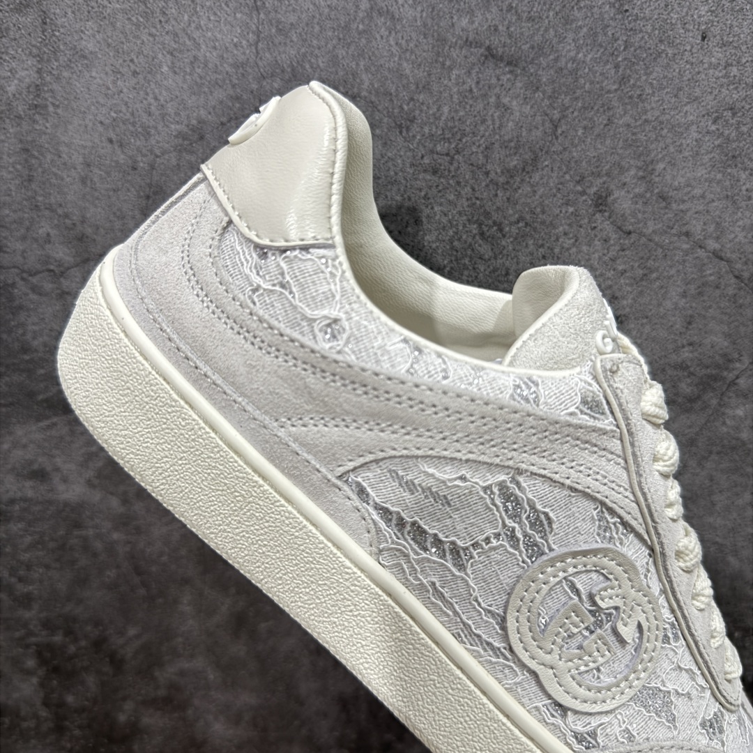 图片[7]-【广东礼盒版本】Gucci 古驰G75 圆头系带运动鞋 这款鞋履采用柔软的绒面材质鞋面制作，精致之中散发现代魅力。流线型廓形与标志性互扣式双G标识优雅辉映，为整体设计倍添精致美感。 GG帆布镶饰 互扣式双G标识 另附一副鞋带 系带固定 跟高：3.5厘米 尺码：35-40-选品中心