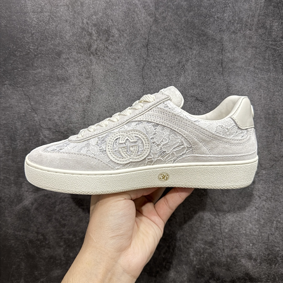 图片[2]-【广东礼盒版本】Gucci 古驰G75 圆头系带运动鞋 这款鞋履采用柔软的绒面材质鞋面制作，精致之中散发现代魅力。流线型廓形与标志性互扣式双G标识优雅辉映，为整体设计倍添精致美感。 GG帆布镶饰 互扣式双G标识 另附一副鞋带 系带固定 跟高：3.5厘米 尺码：35-40-选品中心