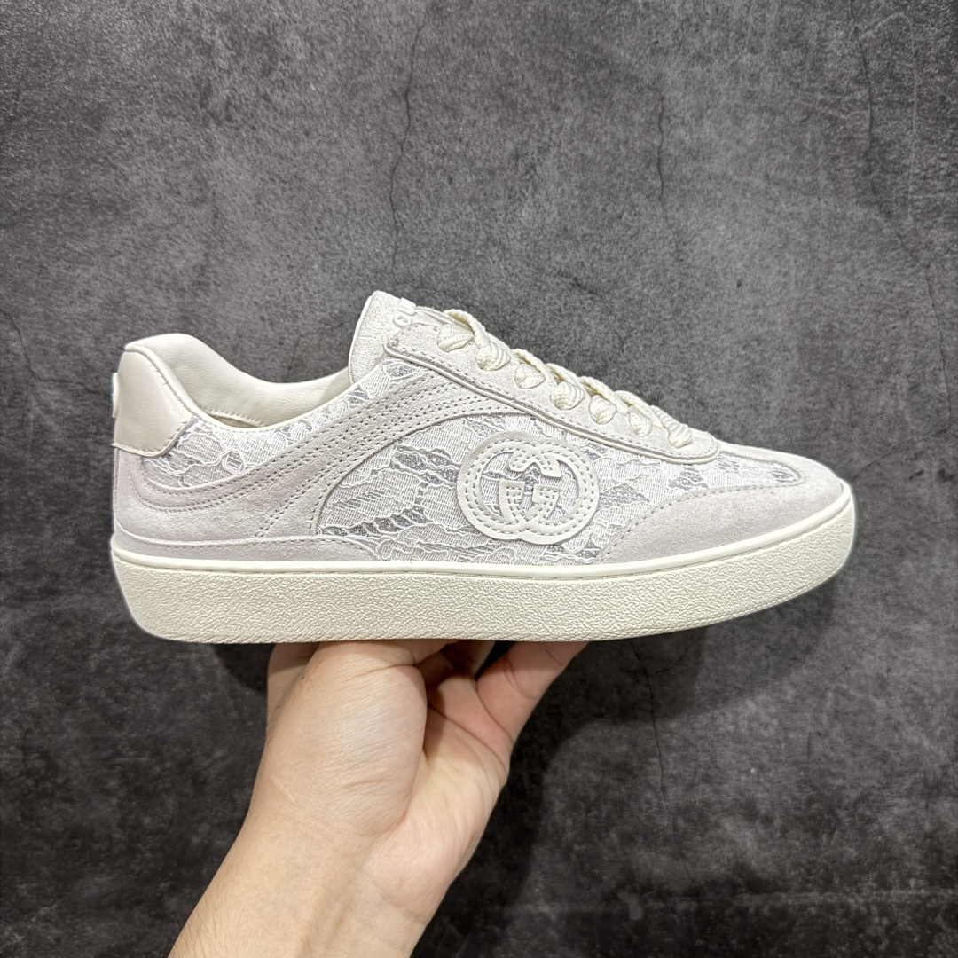 【广东礼盒版本】Gucci 古驰G75 圆头系带运动鞋 这款鞋履采用柔软的绒面材质鞋面制作,精致之中散发现代魅力。流线型廓形与标志性互扣式双G标识优雅辉映,为整体设计倍添精致美感。 GG帆布镶饰 互扣式双G标识 另附一副鞋带 系带固定 跟高:3.5厘米 尺码:35-40-选品中心