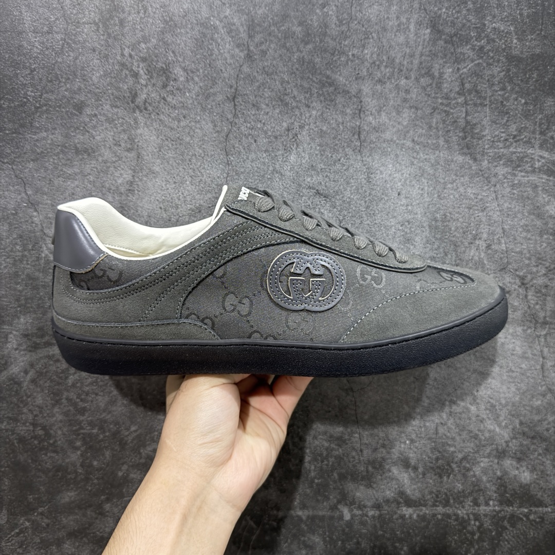【广东礼盒版本】Gucci 古驰G75 圆头系带运动鞋 这款鞋履采用柔软的绒面材质鞋面制作,精致之中散发现代魅力。流线型廓形与标志性互扣式双G标识优雅辉映,为整体设计倍添精致美感。 GG帆布镶饰 互扣式双G标识 另附一副鞋带 系带固定 跟高:3.5厘米 尺码:35-46-选品中心