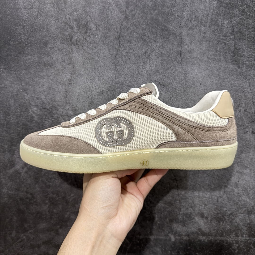 图片[2]-【广东礼盒版本】Gucci 古驰G75 圆头系带运动鞋 这款鞋履采用柔软的绒面材质鞋面制作，精致之中散发现代魅力。流线型廓形与标志性互扣式双G标识优雅辉映，为整体设计倍添精致美感。 GG帆布镶饰 互扣式双G标识 另附一副鞋带 系带固定 跟高：3.5厘米 尺码：35-46-选品中心