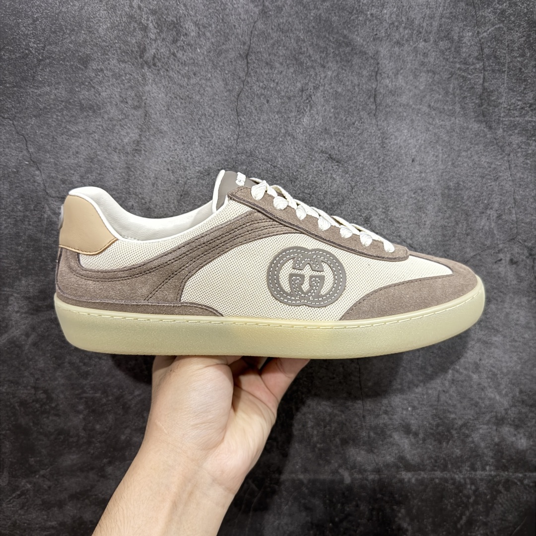 【广东礼盒版本】Gucci 古驰G75 圆头系带运动鞋 这款鞋履采用柔软的绒面材质鞋面制作,精致之中散发现代魅力。流线型廓形与标志性互扣式双G标识优雅辉映,为整体设计倍添精致美感。 GG帆布镶饰 互扣式双G标识 另附一副鞋带 系带固定 跟高:3.5厘米 尺码:35-46-选品中心
