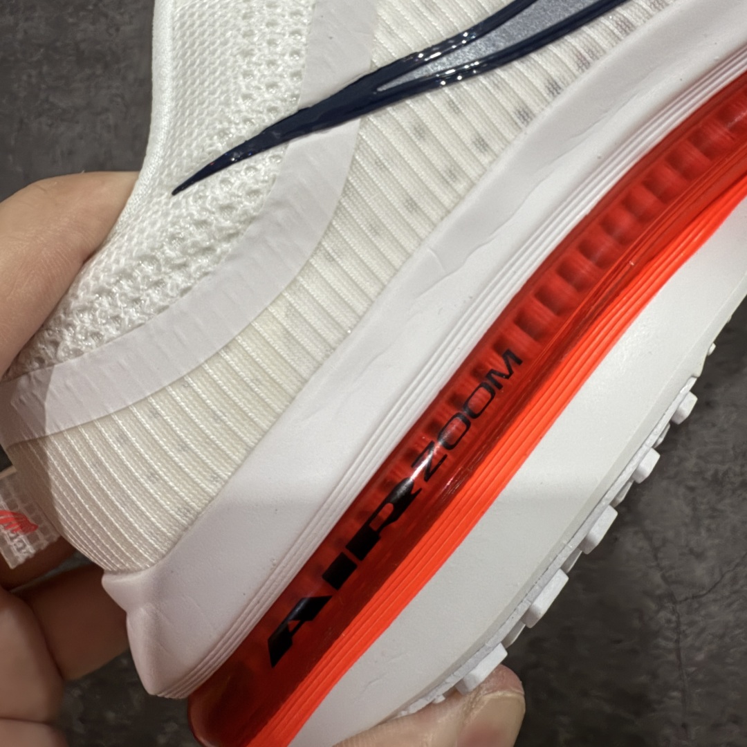 图片[3]-【XE纯原版】Nike Pegasus Premium Airscape 舒适百搭减震防滑耐磨透气 低帮跑步鞋 白红    目前市场最强品质 原版购入开发 一切材质配件均匀原版一致 完美版型 高端玩家必推版本 高价零售必推版本 欢迎对比市面任意版本‼️ 这双鞋简直是时尚与科技的完美融合。 经典黑色鞋面，质感爆棚，搭配超亮眼的银色大勾子，瞬间成为街头焦点。 鞋侧独特小吊牌，细节满满，个性直接拉满。  脚下的全掌气垫更是亮点，红黑配色超吸睛，不仅颜值在线，缓震性能更是一绝。 不管是日常出街还是慢跑锻炼，都能给双脚极致舒适体验。  码数超全，36 – 46 码任你选！别犹豫啦，穿上它，轻松走出潮流范，开启你的时尚运动新旅程！   #独家原包 原底原料 开模打造  #原厂鞋标 高精密准度  #原楦原纸板开发 匹配原版98%以上  #后跟弧度 正确呈现  #原厂皮料 质感无敌  #皮料切割干净 无任何毛边 清洁度细节完美  货号：HQ2592-101 码段：36-46-选品中心