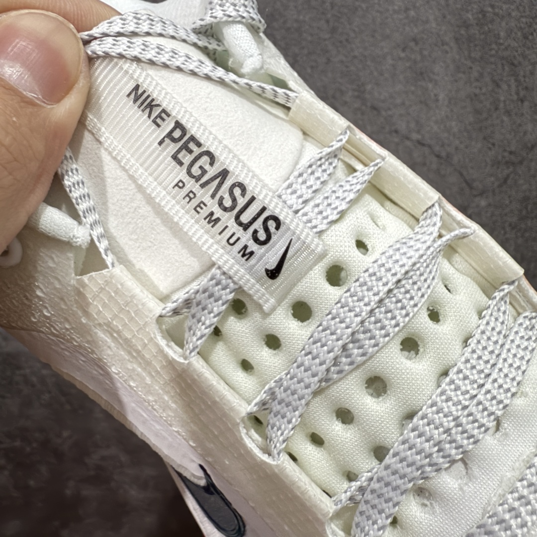 图片[6]-【XE纯原版】Nike Pegasus Premium Airscape 舒适百搭减震防滑耐磨透气 低帮跑步鞋 白红    目前市场最强品质 原版购入开发 一切材质配件均匀原版一致 完美版型 高端玩家必推版本 高价零售必推版本 欢迎对比市面任意版本‼️ 这双鞋简直是时尚与科技的完美融合。 经典黑色鞋面，质感爆棚，搭配超亮眼的银色大勾子，瞬间成为街头焦点。 鞋侧独特小吊牌，细节满满，个性直接拉满。  脚下的全掌气垫更是亮点，红黑配色超吸睛，不仅颜值在线，缓震性能更是一绝。 不管是日常出街还是慢跑锻炼，都能给双脚极致舒适体验。  码数超全，36 – 46 码任你选！别犹豫啦，穿上它，轻松走出潮流范，开启你的时尚运动新旅程！   #独家原包 原底原料 开模打造  #原厂鞋标 高精密准度  #原楦原纸板开发 匹配原版98%以上  #后跟弧度 正确呈现  #原厂皮料 质感无敌  #皮料切割干净 无任何毛边 清洁度细节完美  货号：HQ2592-101 码段：36-46-选品中心