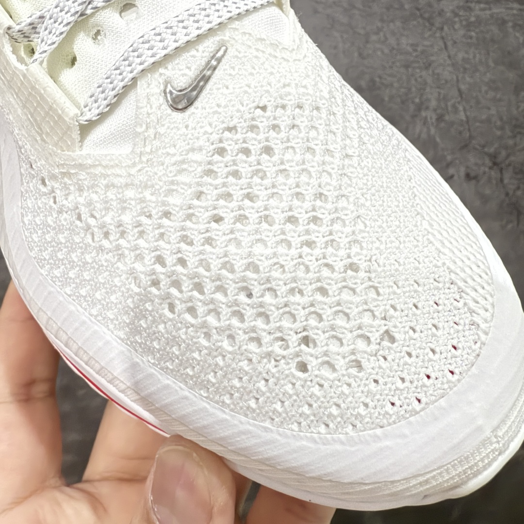 图片[5]-【XE纯原版】Nike Pegasus Premium Airscape 舒适百搭减震防滑耐磨透气 低帮跑步鞋 白红    目前市场最强品质 原版购入开发 一切材质配件均匀原版一致 完美版型 高端玩家必推版本 高价零售必推版本 欢迎对比市面任意版本‼️ 这双鞋简直是时尚与科技的完美融合。 经典黑色鞋面，质感爆棚，搭配超亮眼的银色大勾子，瞬间成为街头焦点。 鞋侧独特小吊牌，细节满满，个性直接拉满。  脚下的全掌气垫更是亮点，红黑配色超吸睛，不仅颜值在线，缓震性能更是一绝。 不管是日常出街还是慢跑锻炼，都能给双脚极致舒适体验。  码数超全，36 – 46 码任你选！别犹豫啦，穿上它，轻松走出潮流范，开启你的时尚运动新旅程！   #独家原包 原底原料 开模打造  #原厂鞋标 高精密准度  #原楦原纸板开发 匹配原版98%以上  #后跟弧度 正确呈现  #原厂皮料 质感无敌  #皮料切割干净 无任何毛边 清洁度细节完美  货号：HQ2592-101 码段：36-46-选品中心