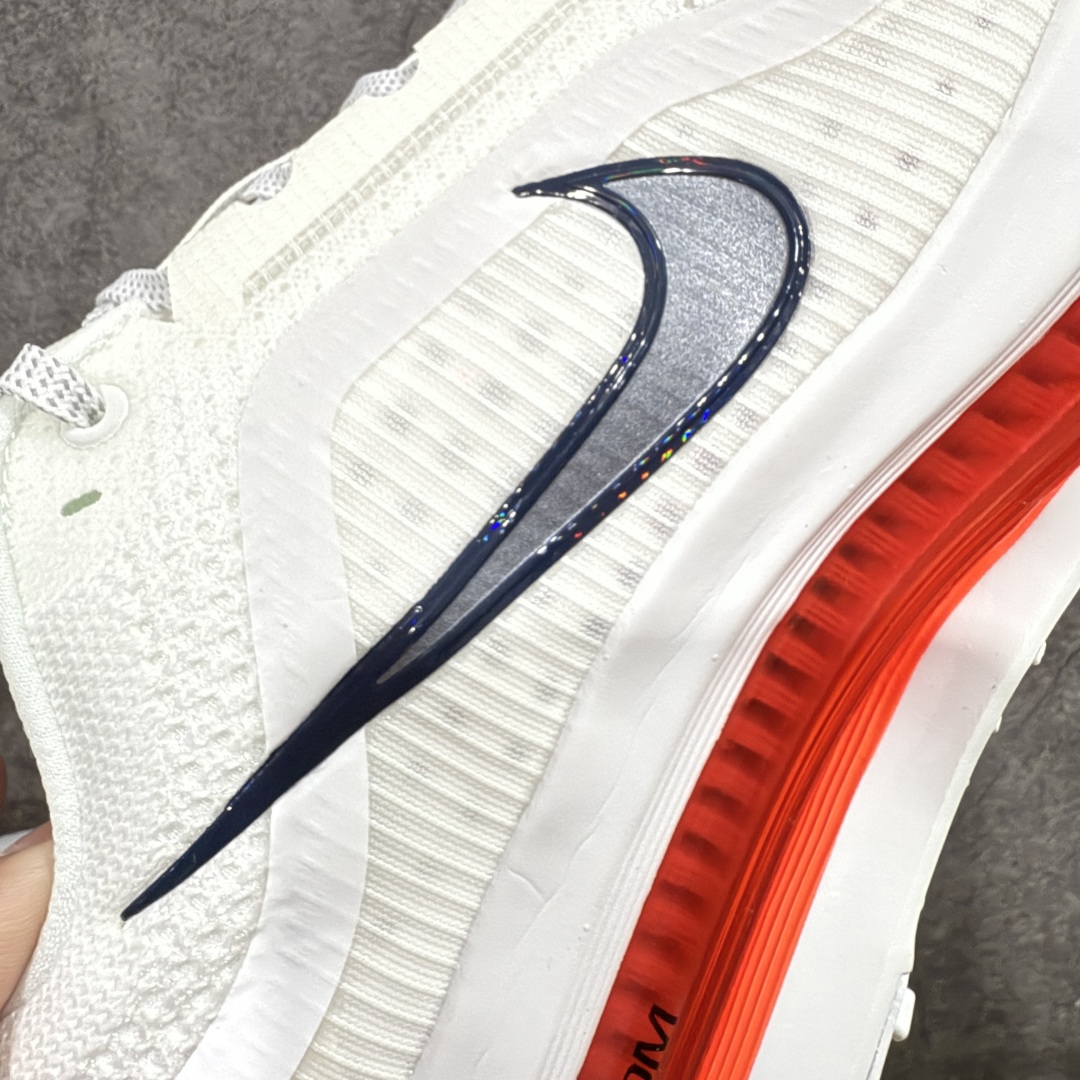 图片[4]-【XE纯原版】Nike Pegasus Premium Airscape 舒适百搭减震防滑耐磨透气 低帮跑步鞋 白红    目前市场最强品质 原版购入开发 一切材质配件均匀原版一致 完美版型 高端玩家必推版本 高价零售必推版本 欢迎对比市面任意版本‼️ 这双鞋简直是时尚与科技的完美融合。 经典黑色鞋面，质感爆棚，搭配超亮眼的银色大勾子，瞬间成为街头焦点。 鞋侧独特小吊牌，细节满满，个性直接拉满。  脚下的全掌气垫更是亮点，红黑配色超吸睛，不仅颜值在线，缓震性能更是一绝。 不管是日常出街还是慢跑锻炼，都能给双脚极致舒适体验。  码数超全，36 – 46 码任你选！别犹豫啦，穿上它，轻松走出潮流范，开启你的时尚运动新旅程！   #独家原包 原底原料 开模打造  #原厂鞋标 高精密准度  #原楦原纸板开发 匹配原版98%以上  #后跟弧度 正确呈现  #原厂皮料 质感无敌  #皮料切割干净 无任何毛边 清洁度细节完美  货号：HQ2592-101 码段：36-46-选品中心