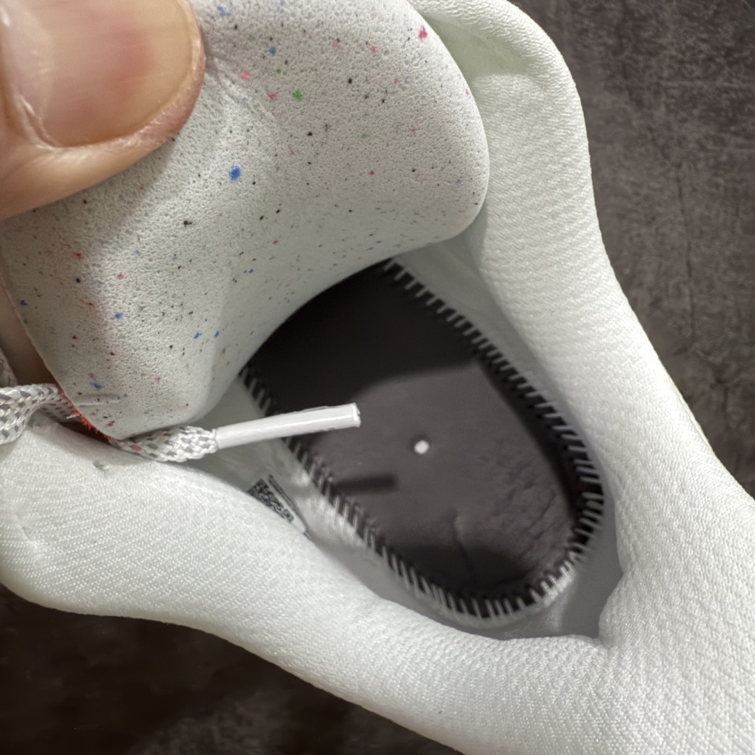 图片[8]-【XE纯原版】Nike Pegasus Premium Airscape 舒适百搭减震防滑耐磨透气 低帮跑步鞋 白红    目前市场最强品质 原版购入开发 一切材质配件均匀原版一致 完美版型 高端玩家必推版本 高价零售必推版本 欢迎对比市面任意版本‼️ 这双鞋简直是时尚与科技的完美融合。 经典黑色鞋面，质感爆棚，搭配超亮眼的银色大勾子，瞬间成为街头焦点。 鞋侧独特小吊牌，细节满满，个性直接拉满。  脚下的全掌气垫更是亮点，红黑配色超吸睛，不仅颜值在线，缓震性能更是一绝。 不管是日常出街还是慢跑锻炼，都能给双脚极致舒适体验。  码数超全，36 – 46 码任你选！别犹豫啦，穿上它，轻松走出潮流范，开启你的时尚运动新旅程！   #独家原包 原底原料 开模打造  #原厂鞋标 高精密准度  #原楦原纸板开发 匹配原版98%以上  #后跟弧度 正确呈现  #原厂皮料 质感无敌  #皮料切割干净 无任何毛边 清洁度细节完美  货号：HQ2592-101 码段：36-46-选品中心