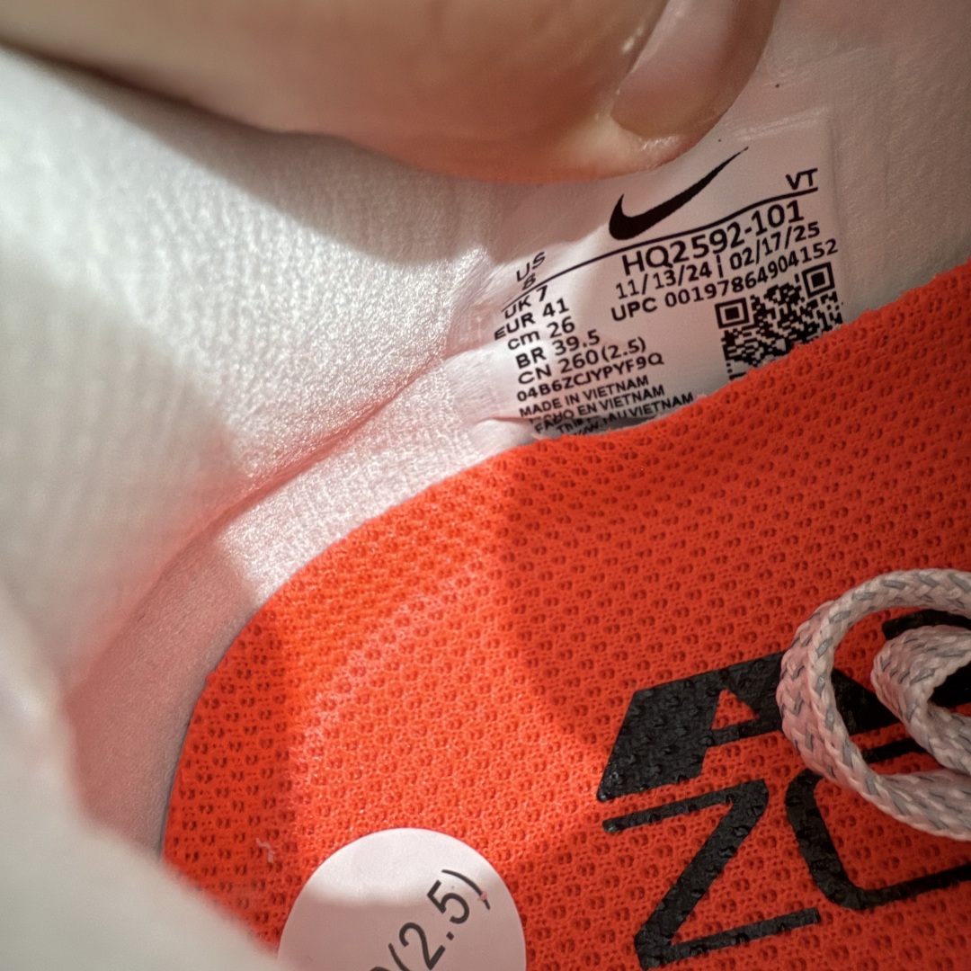 图片[9]-【XE纯原版】Nike Pegasus Premium Airscape 舒适百搭减震防滑耐磨透气 低帮跑步鞋 白红    目前市场最强品质 原版购入开发 一切材质配件均匀原版一致 完美版型 高端玩家必推版本 高价零售必推版本 欢迎对比市面任意版本‼️ 这双鞋简直是时尚与科技的完美融合。 经典黑色鞋面，质感爆棚，搭配超亮眼的银色大勾子，瞬间成为街头焦点。 鞋侧独特小吊牌，细节满满，个性直接拉满。  脚下的全掌气垫更是亮点，红黑配色超吸睛，不仅颜值在线，缓震性能更是一绝。 不管是日常出街还是慢跑锻炼，都能给双脚极致舒适体验。  码数超全，36 – 46 码任你选！别犹豫啦，穿上它，轻松走出潮流范，开启你的时尚运动新旅程！   #独家原包 原底原料 开模打造  #原厂鞋标 高精密准度  #原楦原纸板开发 匹配原版98%以上  #后跟弧度 正确呈现  #原厂皮料 质感无敌  #皮料切割干净 无任何毛边 清洁度细节完美  货号：HQ2592-101 码段：36-46-选品中心