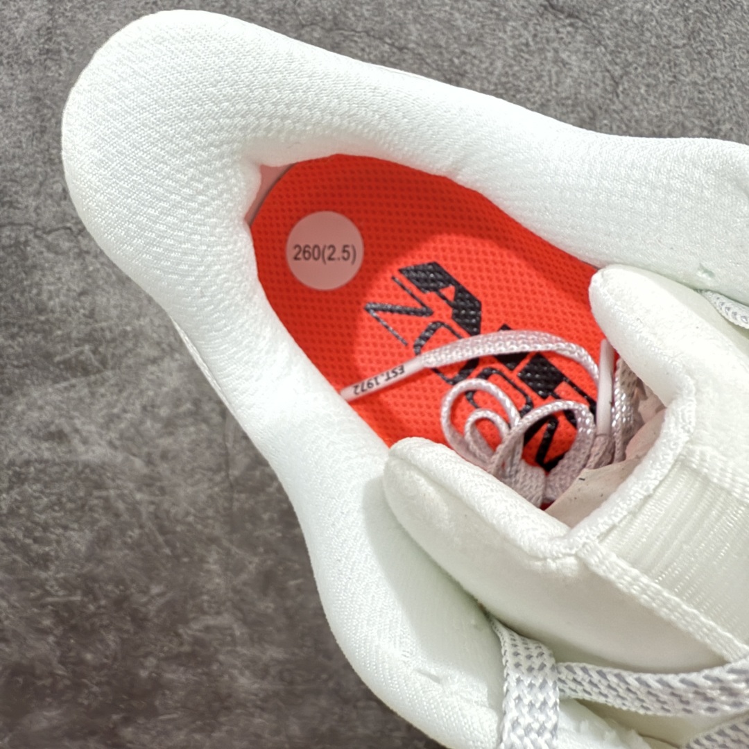 图片[7]-【XE纯原版】Nike Pegasus Premium Airscape 舒适百搭减震防滑耐磨透气 低帮跑步鞋 白红    目前市场最强品质 原版购入开发 一切材质配件均匀原版一致 完美版型 高端玩家必推版本 高价零售必推版本 欢迎对比市面任意版本‼️ 这双鞋简直是时尚与科技的完美融合。 经典黑色鞋面，质感爆棚，搭配超亮眼的银色大勾子，瞬间成为街头焦点。 鞋侧独特小吊牌，细节满满，个性直接拉满。  脚下的全掌气垫更是亮点，红黑配色超吸睛，不仅颜值在线，缓震性能更是一绝。 不管是日常出街还是慢跑锻炼，都能给双脚极致舒适体验。  码数超全，36 – 46 码任你选！别犹豫啦，穿上它，轻松走出潮流范，开启你的时尚运动新旅程！   #独家原包 原底原料 开模打造  #原厂鞋标 高精密准度  #原楦原纸板开发 匹配原版98%以上  #后跟弧度 正确呈现  #原厂皮料 质感无敌  #皮料切割干净 无任何毛边 清洁度细节完美  货号：HQ2592-101 码段：36-46-选品中心