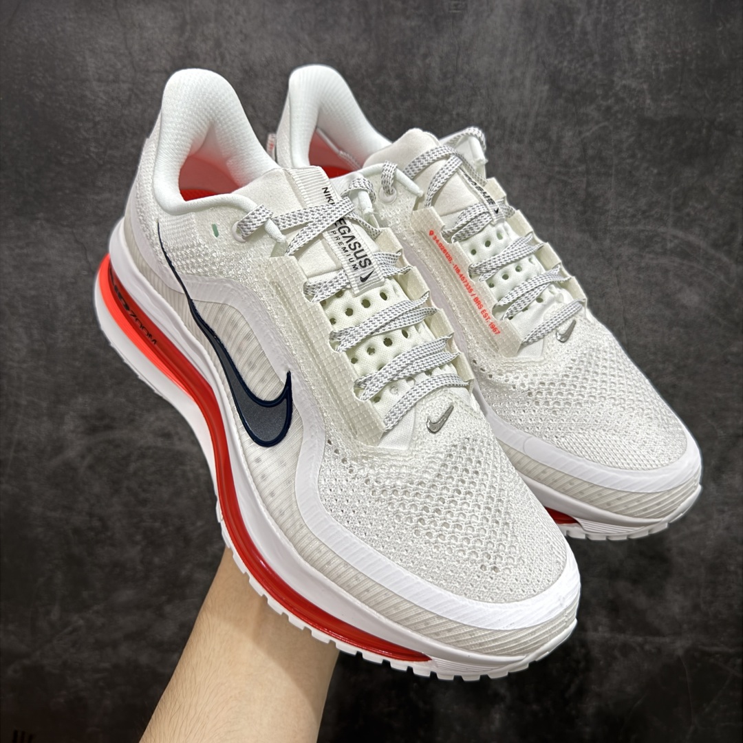 【XE纯原版】Nike Pegasus Premium Airscape 舒适百搭减震防滑耐磨透气 低帮跑步鞋 白红    目前市场最强品质 原版购入开发 一切材质配件均匀原版一致 完美版型 高端玩家必推版本 高价零售必推版本 欢迎对比市面任意版本‼️ 这双鞋简直是时尚与科技的完美融合。 经典黑色鞋面，质感爆棚，搭配超亮眼的银色大勾子，瞬间成为街头焦点。 鞋侧独特小吊牌，细节满满，个性直接拉满。  脚下的全掌气垫更是亮点，红黑配色超吸睛，不仅颜值在线，缓震性能更是一绝。 不管是日常出街还是慢跑锻炼，都能给双脚极致舒适体验。  码数超全，36 – 46 码任你选！别犹豫啦，穿上它，轻松走出潮流范，开启你的时尚运动新旅程！   #独家原包 原底原料 开模打造  #原厂鞋标 高精密准度  #原楦原纸板开发 匹配原版98%以上  #后跟弧度 正确呈现  #原厂皮料 质感无敌  #皮料切割干净 无任何毛边 清洁度细节完美  货号：HQ2592-101 码段：36-46-选品中心