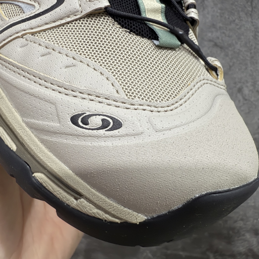 图片[6]-【A1外贸版】Salomon XT-QUEST ADV 萨洛蒙情侣款户外机能鞋 复古卡其色 474790 全新外贸大厂出品 细节品质大改进 独立私模 最大做到47.5码 全鞋采用为原厂一致材料打造 全新鞋型 相对市场版本 版型更正 全新玻璃冲刀 清洁度提升 同步原版左右鞋带孔的间距加大（市场版间距太小） 网面与鞋头材料校对一致无色差（市面版本有色差） 大底contagrip凹陷程度同步原版（市面版都有差别） 鞋舌两侧鞋帮脚踝处更加直挺（之前老版往中间踏） 鞋头处添加☯️太极标 所有细节多次修改校正 坚持同步原版无差别 毋庸置疑全市场最好的版本💪🏻终端优势供应 尺码：36 36.5 37.5 38 38.5 39 40 40.5 41 42 42.5 43 44 44.5 45 46 47.5-选品中心