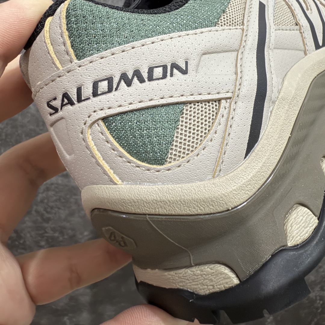 图片[3]-【A1外贸版】Salomon XT-QUEST ADV 萨洛蒙情侣款户外机能鞋 复古卡其色 474790 全新外贸大厂出品 细节品质大改进 独立私模 最大做到47.5码 全鞋采用为原厂一致材料打造 全新鞋型 相对市场版本 版型更正 全新玻璃冲刀 清洁度提升 同步原版左右鞋带孔的间距加大（市场版间距太小） 网面与鞋头材料校对一致无色差（市面版本有色差） 大底contagrip凹陷程度同步原版（市面版都有差别） 鞋舌两侧鞋帮脚踝处更加直挺（之前老版往中间踏） 鞋头处添加☯️太极标 所有细节多次修改校正 坚持同步原版无差别 毋庸置疑全市场最好的版本💪🏻终端优势供应 尺码：36 36.5 37.5 38 38.5 39 40 40.5 41 42 42.5 43 44 44.5 45 46 47.5-选品中心