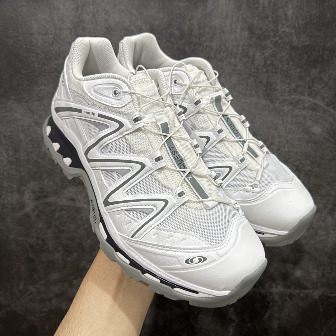 【A1外贸版】Salomon XT-QUEST ADV 萨洛蒙情侣款户外机能鞋 复古白色 410523 全新外贸大厂出品 细节品质大改进 独立私模 最大做到47.5码 全鞋采用为原厂一致材料打造 全新鞋型 相对市场版本 版型更正 全新玻璃冲刀 清洁度提升 同步原版左右鞋带孔的间距加大(市场版间距太小) 网面与鞋头材料校对一致无色差(市面版本有色差) 大底contagrip凹陷程度同步原版(市面版都有差别) 鞋舌两侧鞋帮脚踝处更加直挺(之前老版往中间踏) 鞋头处添加☯️太极标 所有细节多次修改校正 坚持同步原版无差别 毋庸置疑全市场最好的版本💪🏻终端优势供应 尺码:36 36.5 37.5 38 38.5 39 40 40.5 41 42 42.5 43 44 44.5 45 46 47.5-选品中心