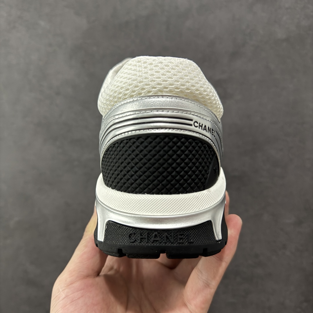 图片[4]-【高品质礼盒版本】Chanel香奈儿24C 早春度假系列 小香 金属 休闲 运动鞋 金 银角大王 最新国外走秀系列Chanel 香奈儿 2024 早春系列在世界第二小国举办。系列以摩纳哥国际化的海滨生活方式为灵感，从F1赛车赛道到海滩泳池，从赌场到网球场，打造了多样且别致的全新系列赛车手的头盔，连身套装等元素经过重新诠释更显时尚感 配送专柜精美包装🛍📦 ▪️面料： 原版进口金属牛皮+科技面料 ▪️内里：原版定制透气网里 ▪️鞋底：原版开模超轻发泡组合大底 ▪️底厚：3.5CM ▪️尺码： 35-40-选品中心