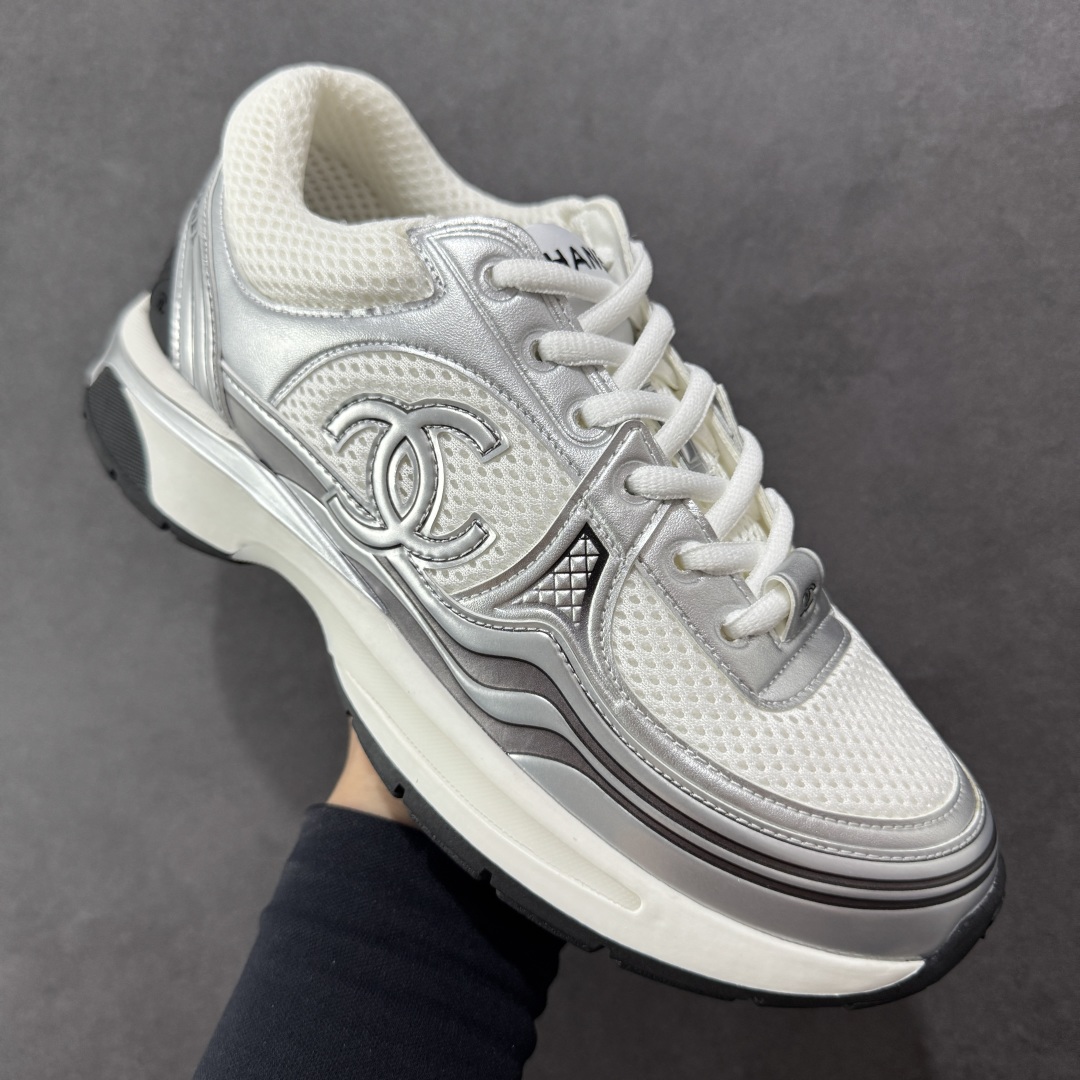 图片[3]-【高品质礼盒版本】Chanel香奈儿24C 早春度假系列 小香 金属 休闲 运动鞋 金 银角大王 最新国外走秀系列Chanel 香奈儿 2024 早春系列在世界第二小国举办。系列以摩纳哥国际化的海滨生活方式为灵感，从F1赛车赛道到海滩泳池，从赌场到网球场，打造了多样且别致的全新系列赛车手的头盔，连身套装等元素经过重新诠释更显时尚感 配送专柜精美包装🛍📦 ▪️面料： 原版进口金属牛皮+科技面料 ▪️内里：原版定制透气网里 ▪️鞋底：原版开模超轻发泡组合大底 ▪️底厚：3.5CM ▪️尺码： 35-40-选品中心