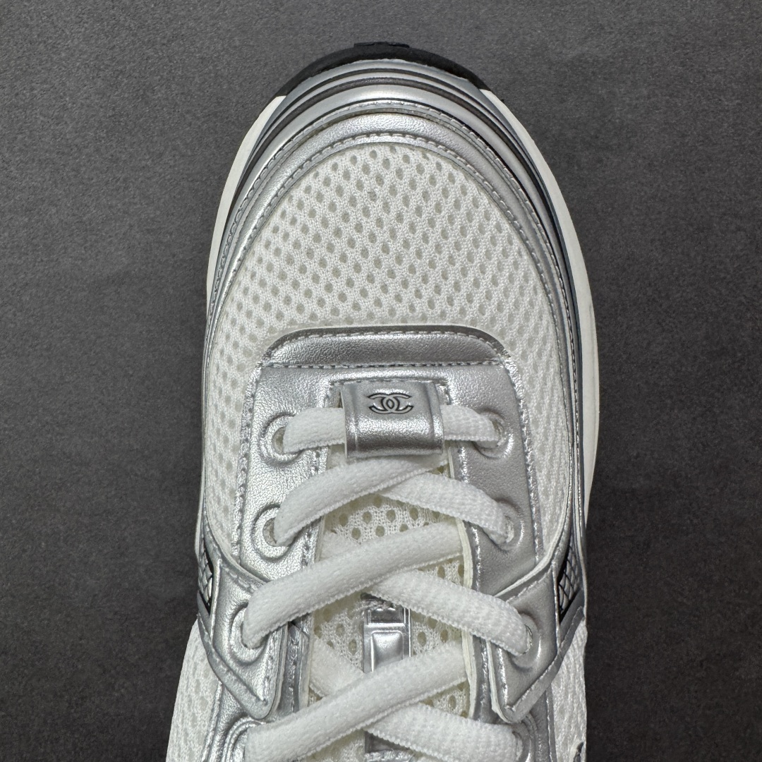 图片[8]-【高品质礼盒版本】Chanel香奈儿24C 早春度假系列 小香 金属 休闲 运动鞋 金 银角大王 最新国外走秀系列Chanel 香奈儿 2024 早春系列在世界第二小国举办。系列以摩纳哥国际化的海滨生活方式为灵感，从F1赛车赛道到海滩泳池，从赌场到网球场，打造了多样且别致的全新系列赛车手的头盔，连身套装等元素经过重新诠释更显时尚感 配送专柜精美包装🛍📦 ▪️面料： 原版进口金属牛皮+科技面料 ▪️内里：原版定制透气网里 ▪️鞋底：原版开模超轻发泡组合大底 ▪️底厚：3.5CM ▪️尺码： 35-40-选品中心