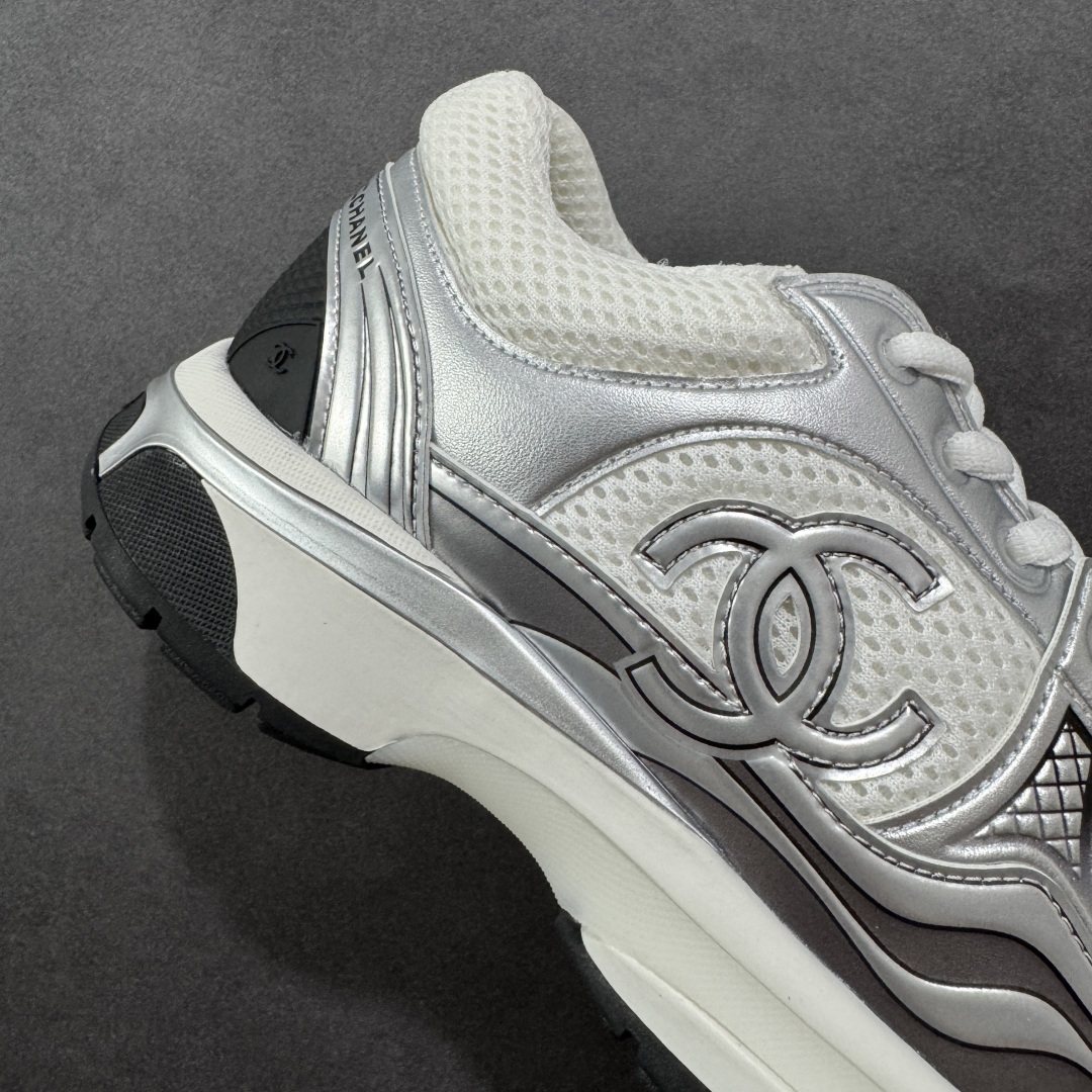图片[6]-【高品质礼盒版本】Chanel香奈儿24C 早春度假系列 小香 金属 休闲 运动鞋 金 银角大王 最新国外走秀系列Chanel 香奈儿 2024 早春系列在世界第二小国举办。系列以摩纳哥国际化的海滨生活方式为灵感，从F1赛车赛道到海滩泳池，从赌场到网球场，打造了多样且别致的全新系列赛车手的头盔，连身套装等元素经过重新诠释更显时尚感 配送专柜精美包装🛍📦 ▪️面料： 原版进口金属牛皮+科技面料 ▪️内里：原版定制透气网里 ▪️鞋底：原版开模超轻发泡组合大底 ▪️底厚：3.5CM ▪️尺码： 35-40-选品中心