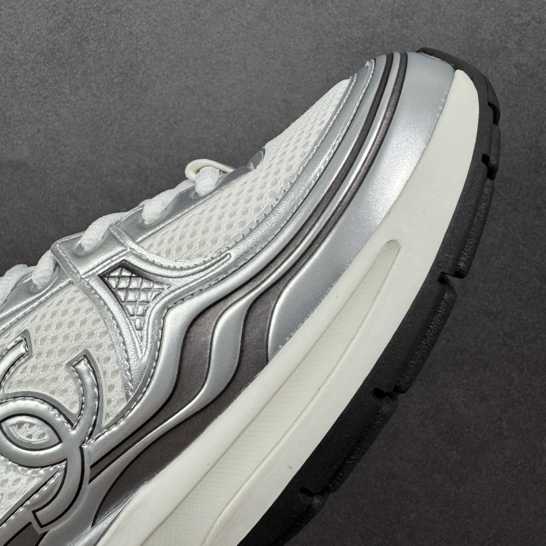 图片[5]-【高品质礼盒版本】Chanel香奈儿24C 早春度假系列 小香 金属 休闲 运动鞋 金 银角大王 最新国外走秀系列Chanel 香奈儿 2024 早春系列在世界第二小国举办。系列以摩纳哥国际化的海滨生活方式为灵感，从F1赛车赛道到海滩泳池，从赌场到网球场，打造了多样且别致的全新系列赛车手的头盔，连身套装等元素经过重新诠释更显时尚感 配送专柜精美包装🛍📦 ▪️面料： 原版进口金属牛皮+科技面料 ▪️内里：原版定制透气网里 ▪️鞋底：原版开模超轻发泡组合大底 ▪️底厚：3.5CM ▪️尺码： 35-40-选品中心