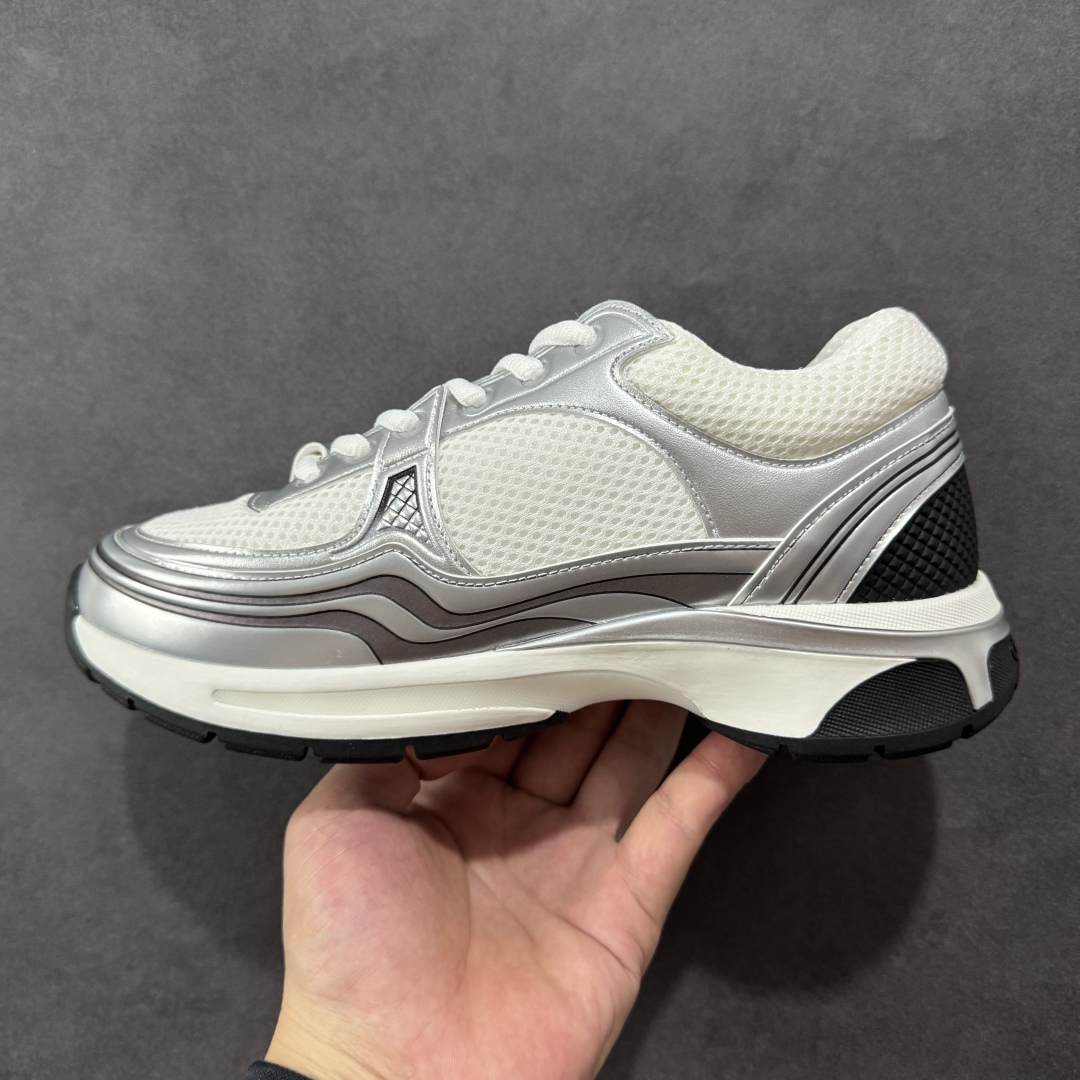 图片[2]-【高品质礼盒版本】Chanel香奈儿24C 早春度假系列 小香 金属 休闲 运动鞋 金 银角大王 最新国外走秀系列Chanel 香奈儿 2024 早春系列在世界第二小国举办。系列以摩纳哥国际化的海滨生活方式为灵感，从F1赛车赛道到海滩泳池，从赌场到网球场，打造了多样且别致的全新系列赛车手的头盔，连身套装等元素经过重新诠释更显时尚感 配送专柜精美包装🛍📦 ▪️面料： 原版进口金属牛皮+科技面料 ▪️内里：原版定制透气网里 ▪️鞋底：原版开模超轻发泡组合大底 ▪️底厚：3.5CM ▪️尺码： 35-40-选品中心