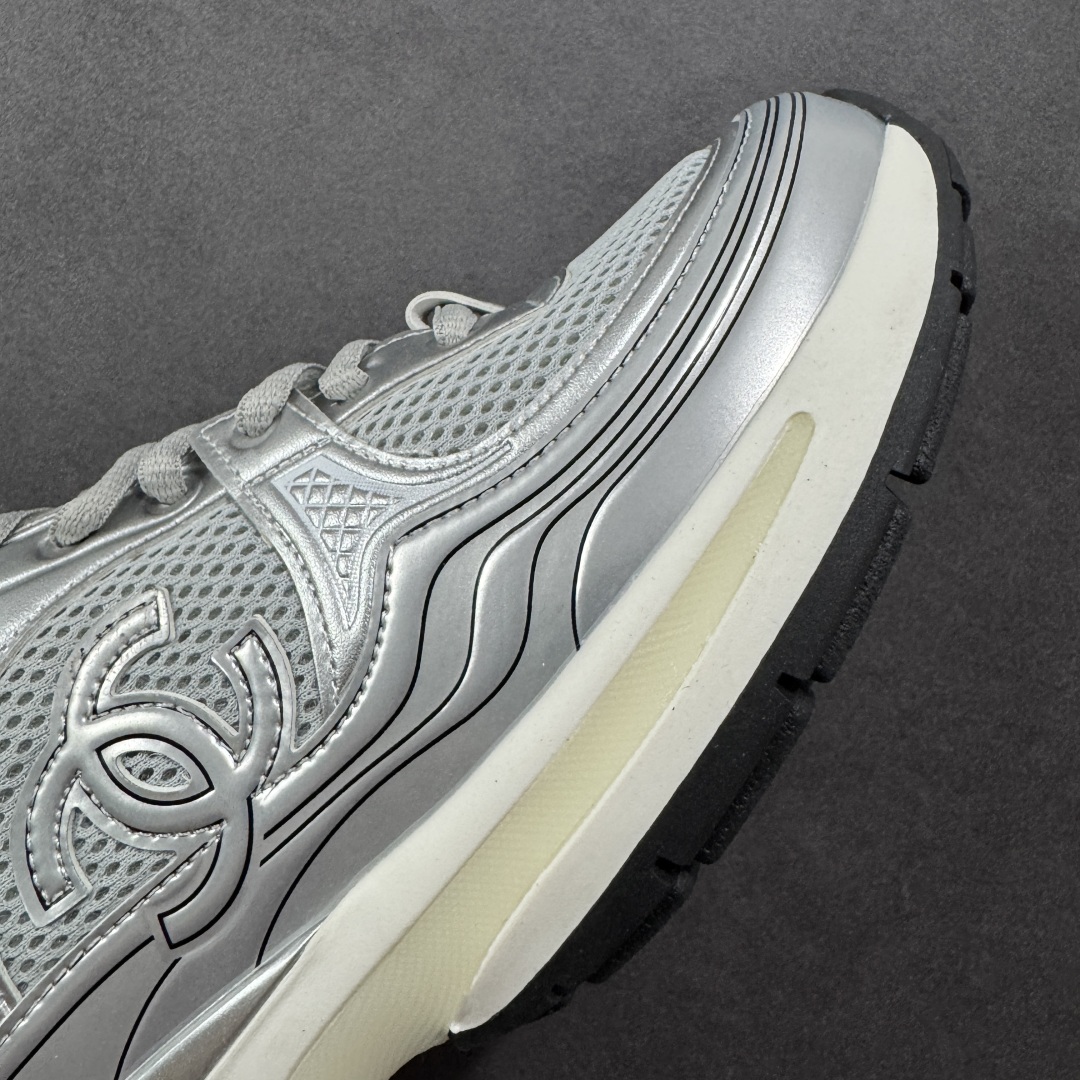 图片[5]-【高品质礼盒版本】Chanel香奈儿24C 早春度假系列 小香 金属 休闲 运动鞋 金 银角大王 最新国外走秀系列Chanel 香奈儿 2024 早春系列在世界第二小国举办。系列以摩纳哥国际化的海滨生活方式为灵感，从F1赛车赛道到海滩泳池，从赌场到网球场，打造了多样且别致的全新系列赛车手的头盔，连身套装等元素经过重新诠释更显时尚感 配送专柜精美包装🛍📦 ▪️面料： 原版进口金属牛皮+科技面料 ▪️内里：原版定制透气网里 ▪️鞋底：原版开模超轻发泡组合大底 ▪️底厚：3.5CM ▪️尺码： 35-40-选品中心