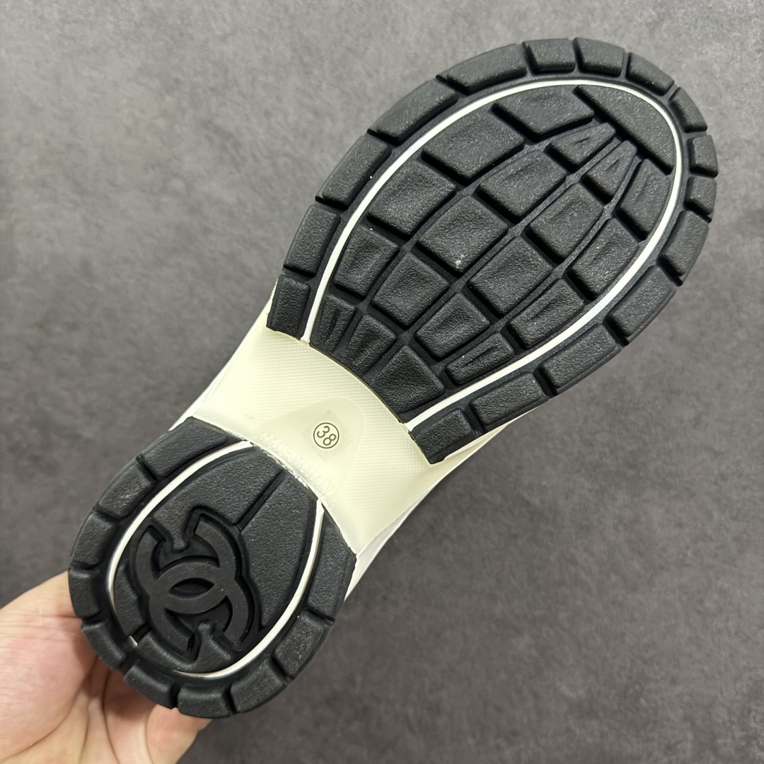 图片[9]-【高品质礼盒版本】Chanel香奈儿24C 早春度假系列 小香 金属 休闲 运动鞋 金 银角大王 最新国外走秀系列Chanel 香奈儿 2024 早春系列在世界第二小国举办。系列以摩纳哥国际化的海滨生活方式为灵感，从F1赛车赛道到海滩泳池，从赌场到网球场，打造了多样且别致的全新系列赛车手的头盔，连身套装等元素经过重新诠释更显时尚感 配送专柜精美包装🛍📦 ▪️面料： 原版进口金属牛皮+科技面料 ▪️内里：原版定制透气网里 ▪️鞋底：原版开模超轻发泡组合大底 ▪️底厚：3.5CM ▪️尺码： 35-40-选品中心