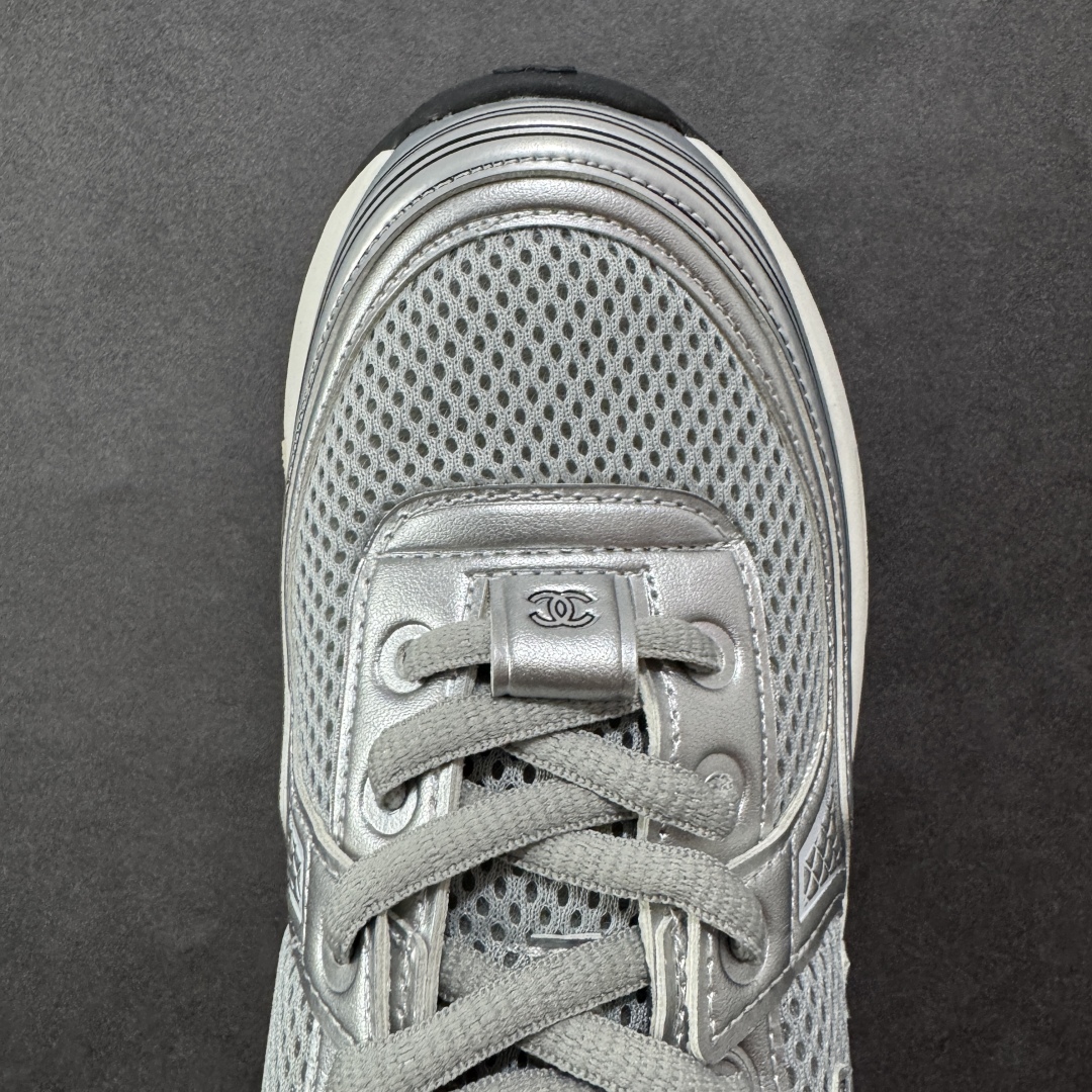 图片[8]-【高品质礼盒版本】Chanel香奈儿24C 早春度假系列 小香 金属 休闲 运动鞋 金 银角大王 最新国外走秀系列Chanel 香奈儿 2024 早春系列在世界第二小国举办。系列以摩纳哥国际化的海滨生活方式为灵感，从F1赛车赛道到海滩泳池，从赌场到网球场，打造了多样且别致的全新系列赛车手的头盔，连身套装等元素经过重新诠释更显时尚感 配送专柜精美包装🛍📦 ▪️面料： 原版进口金属牛皮+科技面料 ▪️内里：原版定制透气网里 ▪️鞋底：原版开模超轻发泡组合大底 ▪️底厚：3.5CM ▪️尺码： 35-40-选品中心