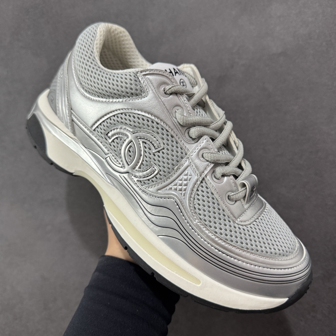 图片[3]-【高品质礼盒版本】Chanel香奈儿24C 早春度假系列 小香 金属 休闲 运动鞋 金 银角大王 最新国外走秀系列Chanel 香奈儿 2024 早春系列在世界第二小国举办。系列以摩纳哥国际化的海滨生活方式为灵感，从F1赛车赛道到海滩泳池，从赌场到网球场，打造了多样且别致的全新系列赛车手的头盔，连身套装等元素经过重新诠释更显时尚感 配送专柜精美包装🛍📦 ▪️面料： 原版进口金属牛皮+科技面料 ▪️内里：原版定制透气网里 ▪️鞋底：原版开模超轻发泡组合大底 ▪️底厚：3.5CM ▪️尺码： 35-40-选品中心