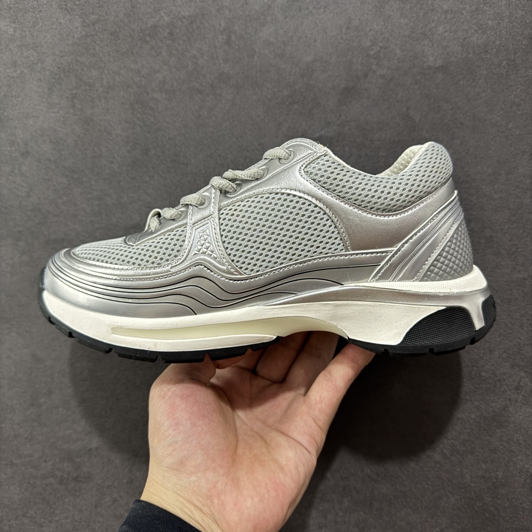 图片[2]-【高品质礼盒版本】Chanel香奈儿24C 早春度假系列 小香 金属 休闲 运动鞋 金 银角大王 最新国外走秀系列Chanel 香奈儿 2024 早春系列在世界第二小国举办。系列以摩纳哥国际化的海滨生活方式为灵感，从F1赛车赛道到海滩泳池，从赌场到网球场，打造了多样且别致的全新系列赛车手的头盔，连身套装等元素经过重新诠释更显时尚感 配送专柜精美包装🛍📦 ▪️面料： 原版进口金属牛皮+科技面料 ▪️内里：原版定制透气网里 ▪️鞋底：原版开模超轻发泡组合大底 ▪️底厚：3.5CM ▪️尺码： 35-40-选品中心