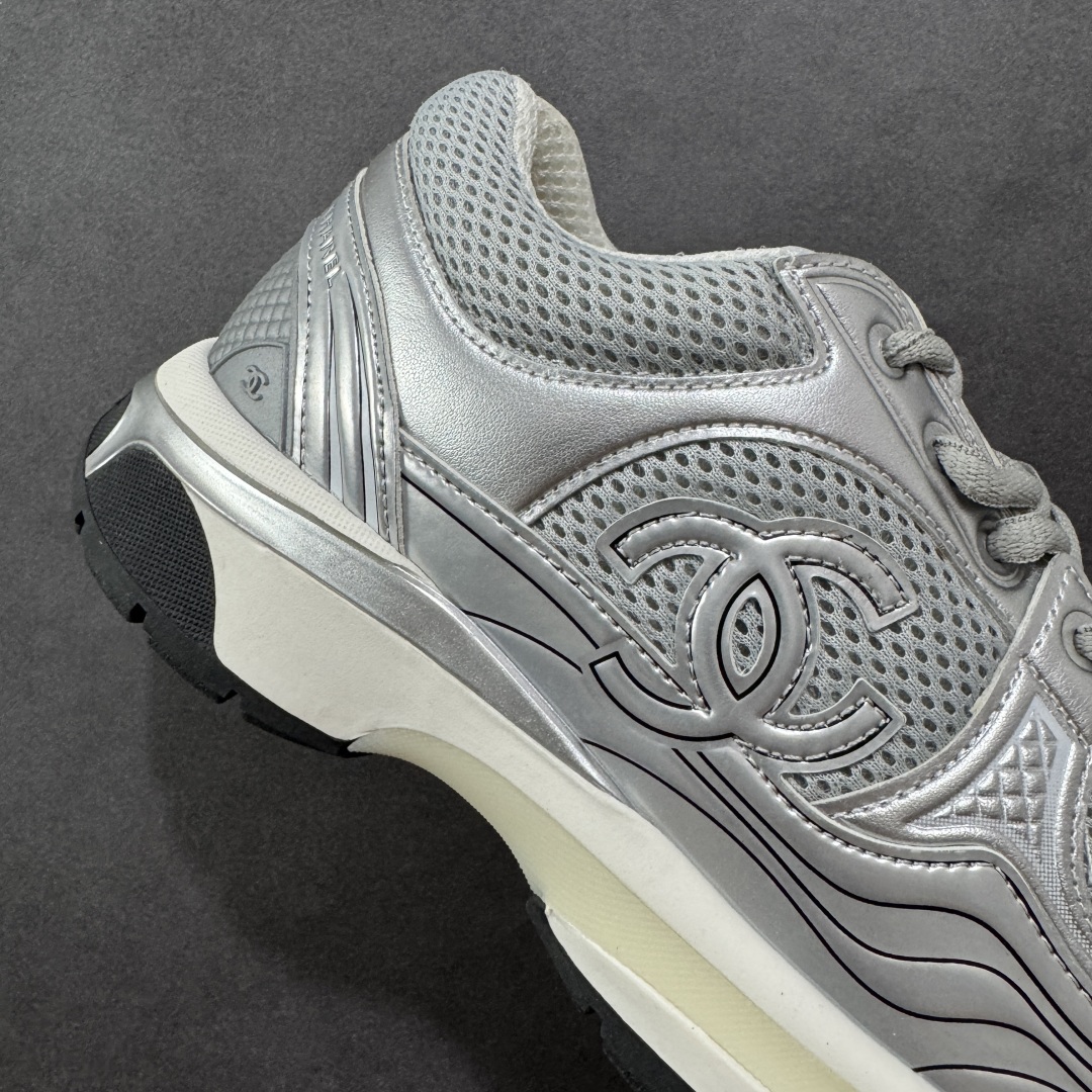 图片[6]-【高品质礼盒版本】Chanel香奈儿24C 早春度假系列 小香 金属 休闲 运动鞋 金 银角大王 最新国外走秀系列Chanel 香奈儿 2024 早春系列在世界第二小国举办。系列以摩纳哥国际化的海滨生活方式为灵感，从F1赛车赛道到海滩泳池，从赌场到网球场，打造了多样且别致的全新系列赛车手的头盔，连身套装等元素经过重新诠释更显时尚感 配送专柜精美包装🛍📦 ▪️面料： 原版进口金属牛皮+科技面料 ▪️内里：原版定制透气网里 ▪️鞋底：原版开模超轻发泡组合大底 ▪️底厚：3.5CM ▪️尺码： 35-40-选品中心