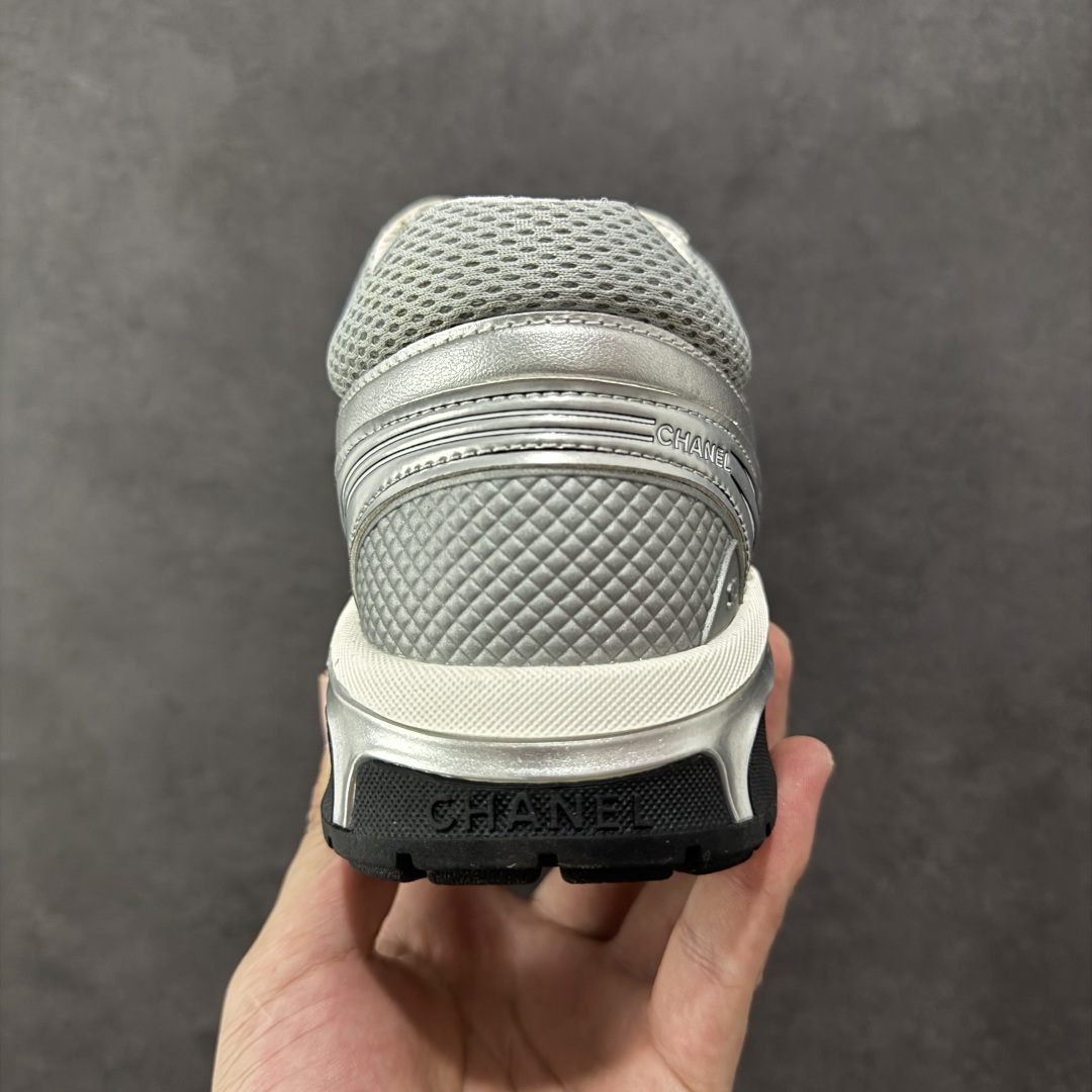 图片[4]-【高品质礼盒版本】Chanel香奈儿24C 早春度假系列 小香 金属 休闲 运动鞋 金 银角大王 最新国外走秀系列Chanel 香奈儿 2024 早春系列在世界第二小国举办。系列以摩纳哥国际化的海滨生活方式为灵感，从F1赛车赛道到海滩泳池，从赌场到网球场，打造了多样且别致的全新系列赛车手的头盔，连身套装等元素经过重新诠释更显时尚感 配送专柜精美包装🛍📦 ▪️面料： 原版进口金属牛皮+科技面料 ▪️内里：原版定制透气网里 ▪️鞋底：原版开模超轻发泡组合大底 ▪️底厚：3.5CM ▪️尺码： 35-40-选品中心