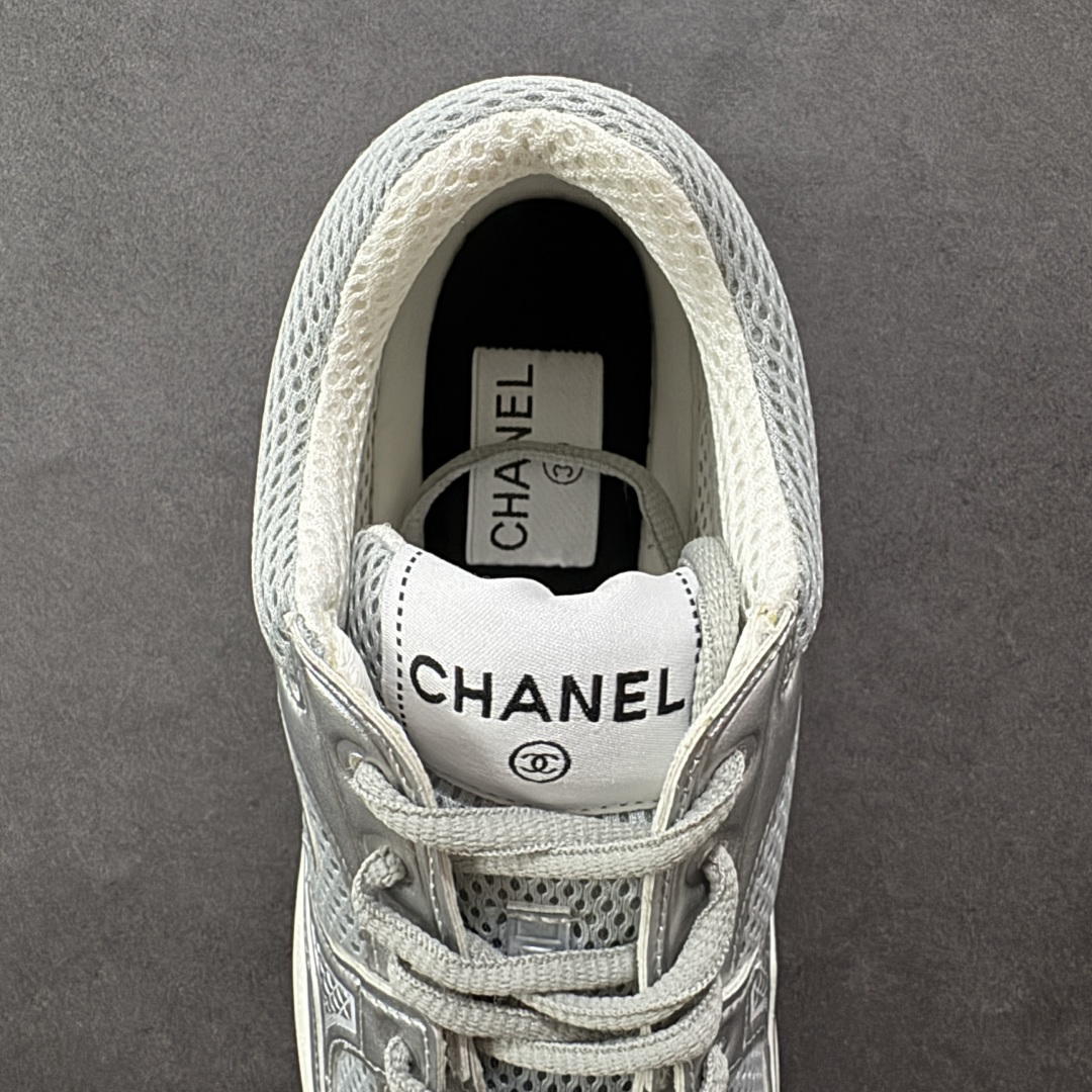 图片[7]-【高品质礼盒版本】Chanel香奈儿24C 早春度假系列 小香 金属 休闲 运动鞋 金 银角大王 最新国外走秀系列Chanel 香奈儿 2024 早春系列在世界第二小国举办。系列以摩纳哥国际化的海滨生活方式为灵感，从F1赛车赛道到海滩泳池，从赌场到网球场，打造了多样且别致的全新系列赛车手的头盔，连身套装等元素经过重新诠释更显时尚感 配送专柜精美包装🛍📦 ▪️面料： 原版进口金属牛皮+科技面料 ▪️内里：原版定制透气网里 ▪️鞋底：原版开模超轻发泡组合大底 ▪️底厚：3.5CM ▪️尺码： 35-40-选品中心