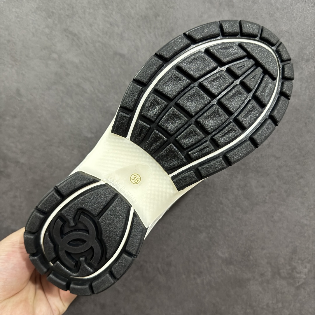 图片[9]-【高品质礼盒版本】Chanel香奈儿24C 早春度假系列 小香 金属 休闲 运动鞋 金 银角大王 最新国外走秀系列Chanel 香奈儿 2024 早春系列在世界第二小国举办。系列以摩纳哥国际化的海滨生活方式为灵感，从F1赛车赛道到海滩泳池，从赌场到网球场，打造了多样且别致的全新系列赛车手的头盔，连身套装等元素经过重新诠释更显时尚感 配送专柜精美包装🛍📦 ▪️面料： 原版进口金属牛皮+科技面料 ▪️内里：原版定制透气网里 ▪️鞋底：原版开模超轻发泡组合大底 ▪️底厚：3.5CM ▪️尺码： 35-40-选品中心