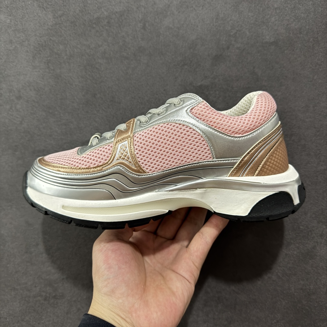 图片[2]-【高品质礼盒版本】Chanel香奈儿24C 早春度假系列 小香 金属 休闲 运动鞋 金 银角大王 最新国外走秀系列Chanel 香奈儿 2024 早春系列在世界第二小国举办。系列以摩纳哥国际化的海滨生活方式为灵感，从F1赛车赛道到海滩泳池，从赌场到网球场，打造了多样且别致的全新系列赛车手的头盔，连身套装等元素经过重新诠释更显时尚感 配送专柜精美包装🛍📦 ▪️面料： 原版进口金属牛皮+科技面料 ▪️内里：原版定制透气网里 ▪️鞋底：原版开模超轻发泡组合大底 ▪️底厚：3.5CM ▪️尺码： 35-40-选品中心