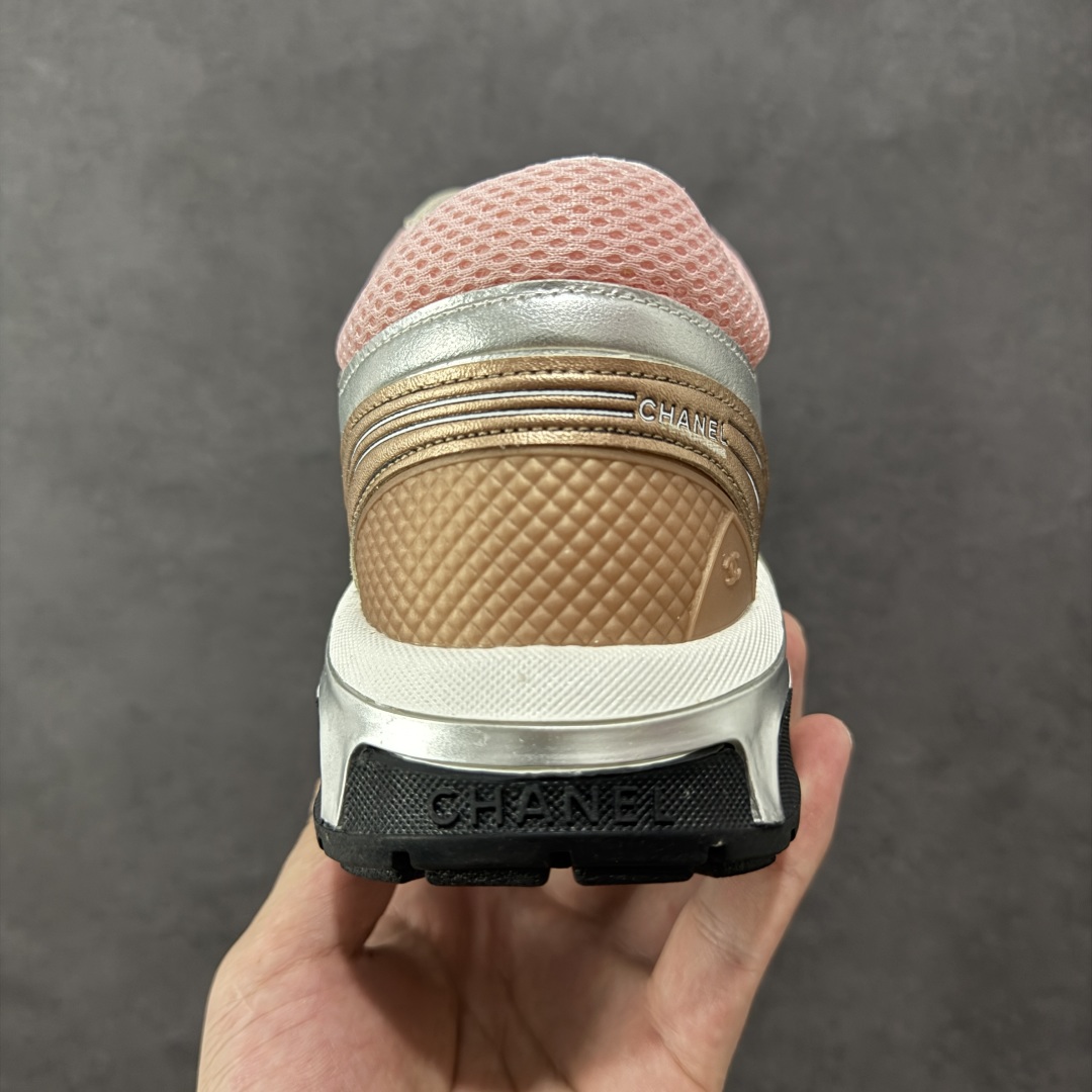 图片[4]-【高品质礼盒版本】Chanel香奈儿24C 早春度假系列 小香 金属 休闲 运动鞋 金 银角大王 最新国外走秀系列Chanel 香奈儿 2024 早春系列在世界第二小国举办。系列以摩纳哥国际化的海滨生活方式为灵感，从F1赛车赛道到海滩泳池，从赌场到网球场，打造了多样且别致的全新系列赛车手的头盔，连身套装等元素经过重新诠释更显时尚感 配送专柜精美包装🛍📦 ▪️面料： 原版进口金属牛皮+科技面料 ▪️内里：原版定制透气网里 ▪️鞋底：原版开模超轻发泡组合大底 ▪️底厚：3.5CM ▪️尺码： 35-40-选品中心