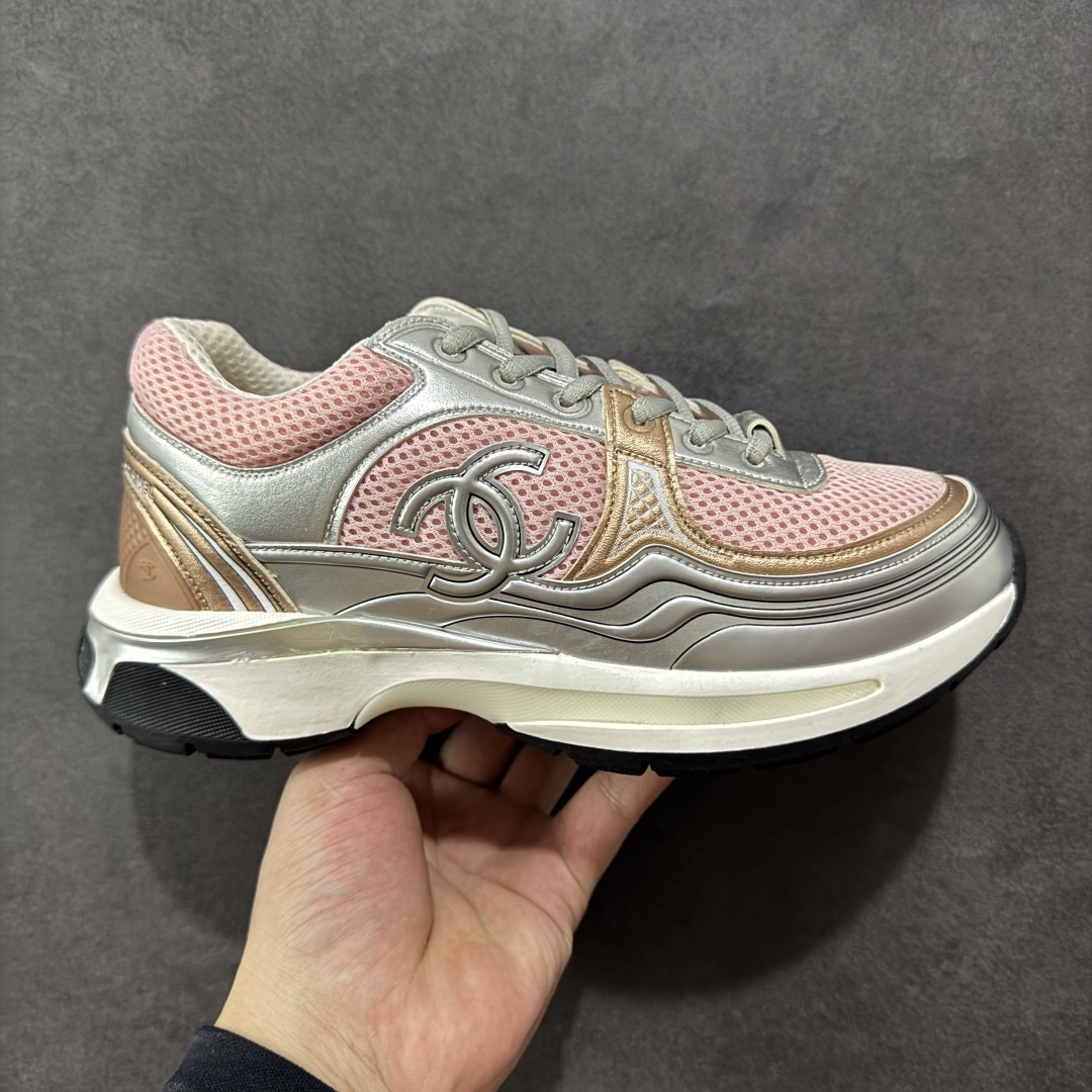 【高品质礼盒版本】Chanel香奈儿24C 早春度假系列 小香 金属 休闲 运动鞋 金 银角大王 最新国外走秀系列Chanel 香奈儿 2024 早春系列在世界第二小国举办。系列以摩纳哥国际化的海滨生活方式为灵感,从F1赛车赛道到海滩泳池,从赌场到网球场,打造了多样且别致的全新系列赛车手的头盔,连身套装等元素经过重新诠释更显时尚感 配送专柜精美包装🛍📦 ▪️面料: 原版进口金属牛皮+科技面料 ▪️内里:原版定制透气网里 ▪️鞋底:原版开模超轻发泡组合大底 ▪️底厚:3.5CM ▪️尺码: 35-40-选品中心