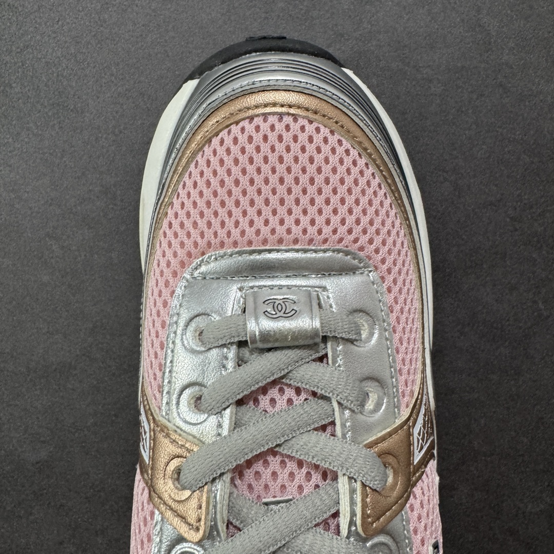 图片[8]-【高品质礼盒版本】Chanel香奈儿24C 早春度假系列 小香 金属 休闲 运动鞋 金 银角大王 最新国外走秀系列Chanel 香奈儿 2024 早春系列在世界第二小国举办。系列以摩纳哥国际化的海滨生活方式为灵感，从F1赛车赛道到海滩泳池，从赌场到网球场，打造了多样且别致的全新系列赛车手的头盔，连身套装等元素经过重新诠释更显时尚感 配送专柜精美包装🛍📦 ▪️面料： 原版进口金属牛皮+科技面料 ▪️内里：原版定制透气网里 ▪️鞋底：原版开模超轻发泡组合大底 ▪️底厚：3.5CM ▪️尺码： 35-40-选品中心