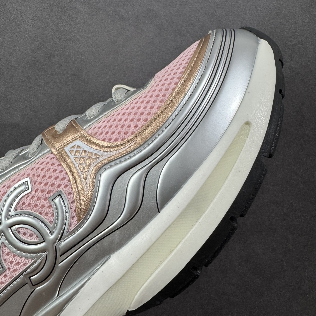 图片[5]-【高品质礼盒版本】Chanel香奈儿24C 早春度假系列 小香 金属 休闲 运动鞋 金 银角大王 最新国外走秀系列Chanel 香奈儿 2024 早春系列在世界第二小国举办。系列以摩纳哥国际化的海滨生活方式为灵感，从F1赛车赛道到海滩泳池，从赌场到网球场，打造了多样且别致的全新系列赛车手的头盔，连身套装等元素经过重新诠释更显时尚感 配送专柜精美包装🛍📦 ▪️面料： 原版进口金属牛皮+科技面料 ▪️内里：原版定制透气网里 ▪️鞋底：原版开模超轻发泡组合大底 ▪️底厚：3.5CM ▪️尺码： 35-40-选品中心