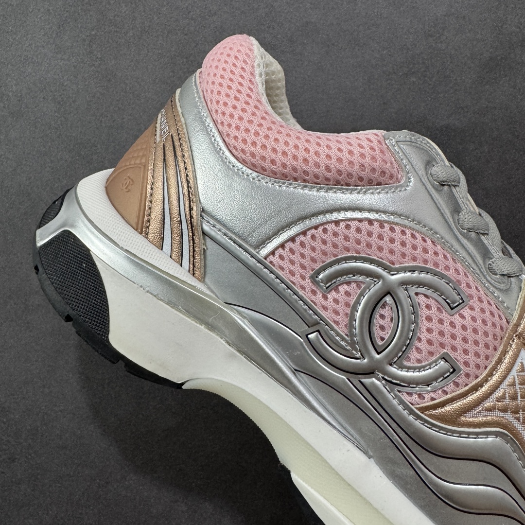 图片[6]-【高品质礼盒版本】Chanel香奈儿24C 早春度假系列 小香 金属 休闲 运动鞋 金 银角大王 最新国外走秀系列Chanel 香奈儿 2024 早春系列在世界第二小国举办。系列以摩纳哥国际化的海滨生活方式为灵感，从F1赛车赛道到海滩泳池，从赌场到网球场，打造了多样且别致的全新系列赛车手的头盔，连身套装等元素经过重新诠释更显时尚感 配送专柜精美包装🛍📦 ▪️面料： 原版进口金属牛皮+科技面料 ▪️内里：原版定制透气网里 ▪️鞋底：原版开模超轻发泡组合大底 ▪️底厚：3.5CM ▪️尺码： 35-40-选品中心