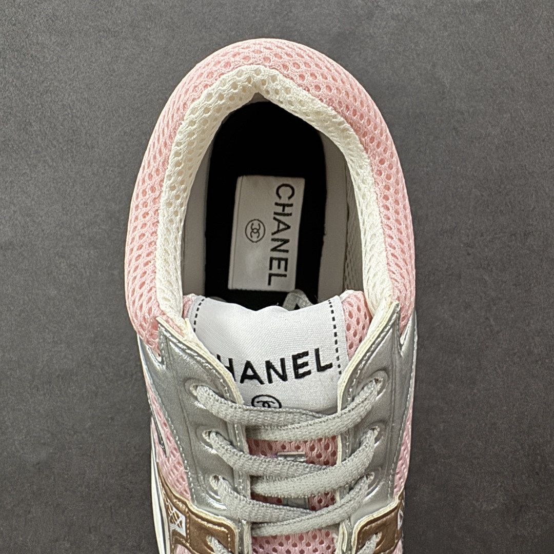 图片[7]-【高品质礼盒版本】Chanel香奈儿24C 早春度假系列 小香 金属 休闲 运动鞋 金 银角大王 最新国外走秀系列Chanel 香奈儿 2024 早春系列在世界第二小国举办。系列以摩纳哥国际化的海滨生活方式为灵感，从F1赛车赛道到海滩泳池，从赌场到网球场，打造了多样且别致的全新系列赛车手的头盔，连身套装等元素经过重新诠释更显时尚感 配送专柜精美包装🛍📦 ▪️面料： 原版进口金属牛皮+科技面料 ▪️内里：原版定制透气网里 ▪️鞋底：原版开模超轻发泡组合大底 ▪️底厚：3.5CM ▪️尺码： 35-40-选品中心