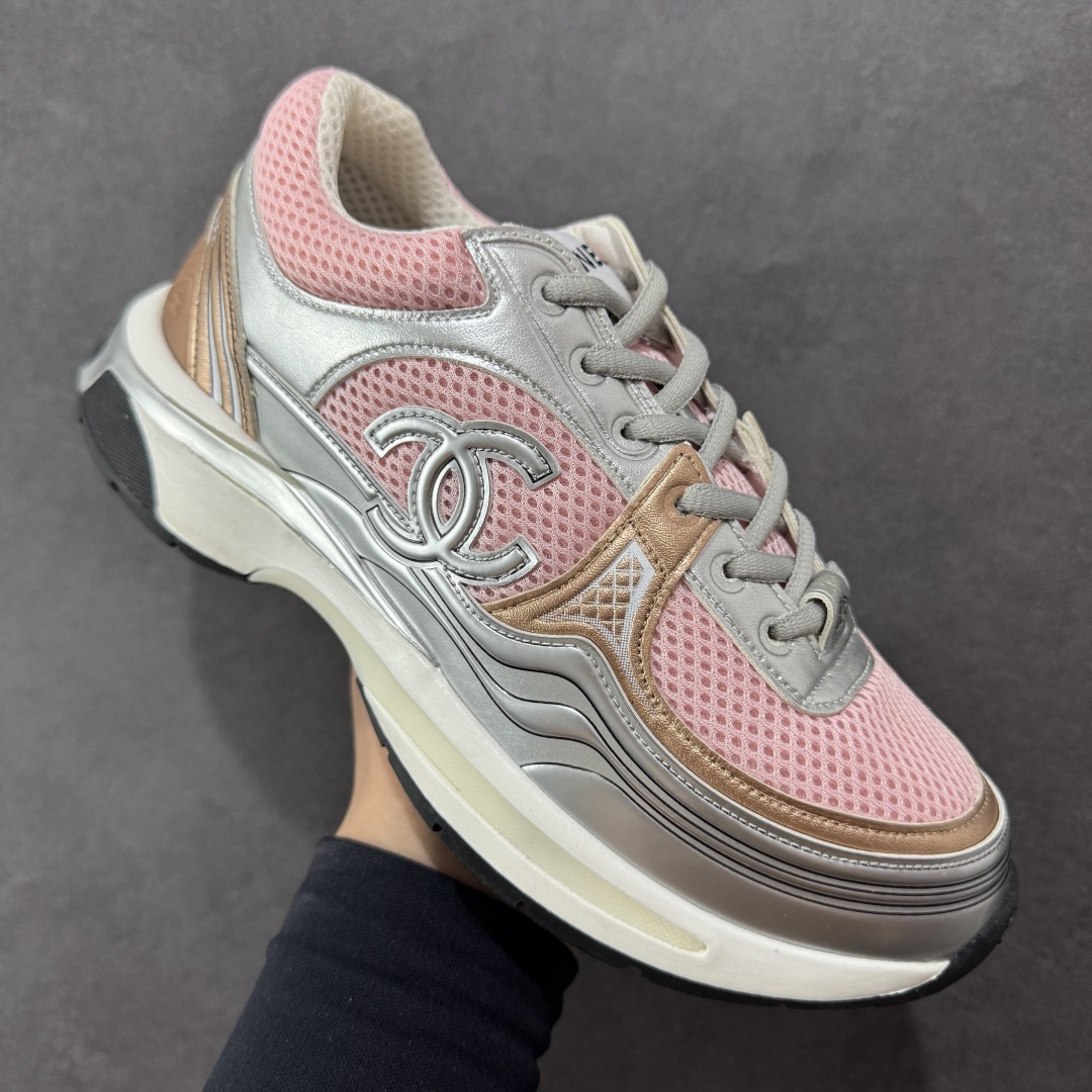 图片[3]-【高品质礼盒版本】Chanel香奈儿24C 早春度假系列 小香 金属 休闲 运动鞋 金 银角大王 最新国外走秀系列Chanel 香奈儿 2024 早春系列在世界第二小国举办。系列以摩纳哥国际化的海滨生活方式为灵感，从F1赛车赛道到海滩泳池，从赌场到网球场，打造了多样且别致的全新系列赛车手的头盔，连身套装等元素经过重新诠释更显时尚感 配送专柜精美包装🛍📦 ▪️面料： 原版进口金属牛皮+科技面料 ▪️内里：原版定制透气网里 ▪️鞋底：原版开模超轻发泡组合大底 ▪️底厚：3.5CM ▪️尺码： 35-40-选品中心