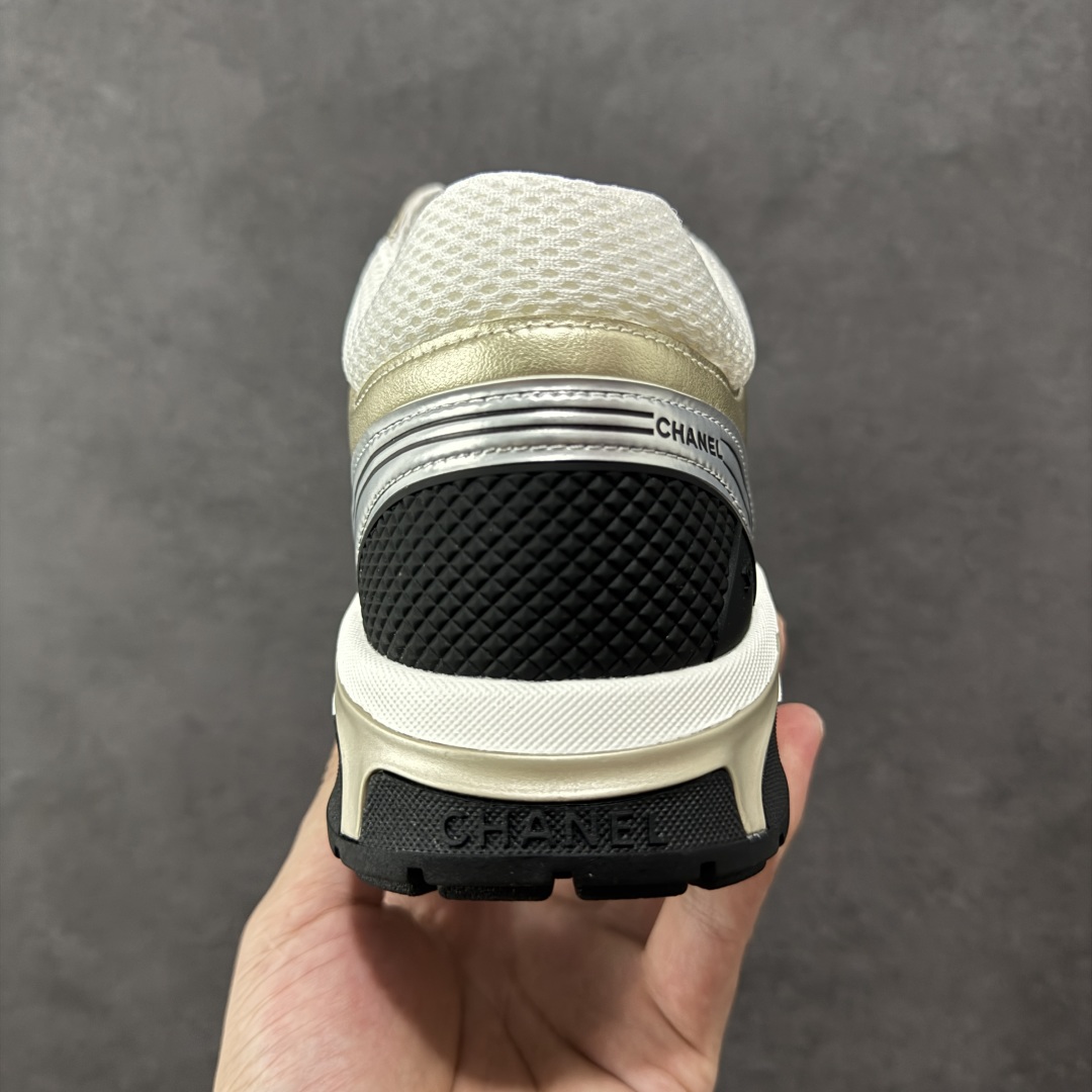 图片[4]-【高品质礼盒版本】Chanel香奈儿24C 早春度假系列 小香 金属 休闲 运动鞋 金 银角大王 最新国外走秀系列Chanel 香奈儿 2024 早春系列在世界第二小国举办。系列以摩纳哥国际化的海滨生活方式为灵感，从F1赛车赛道到海滩泳池，从赌场到网球场，打造了多样且别致的全新系列赛车手的头盔，连身套装等元素经过重新诠释更显时尚感 配送专柜精美包装🛍📦 ▪️面料： 原版进口金属牛皮+科技面料 ▪️内里：原版定制透气网里 ▪️鞋底：原版开模超轻发泡组合大底 ▪️底厚：3.5CM ▪️尺码： 35-40-选品中心
