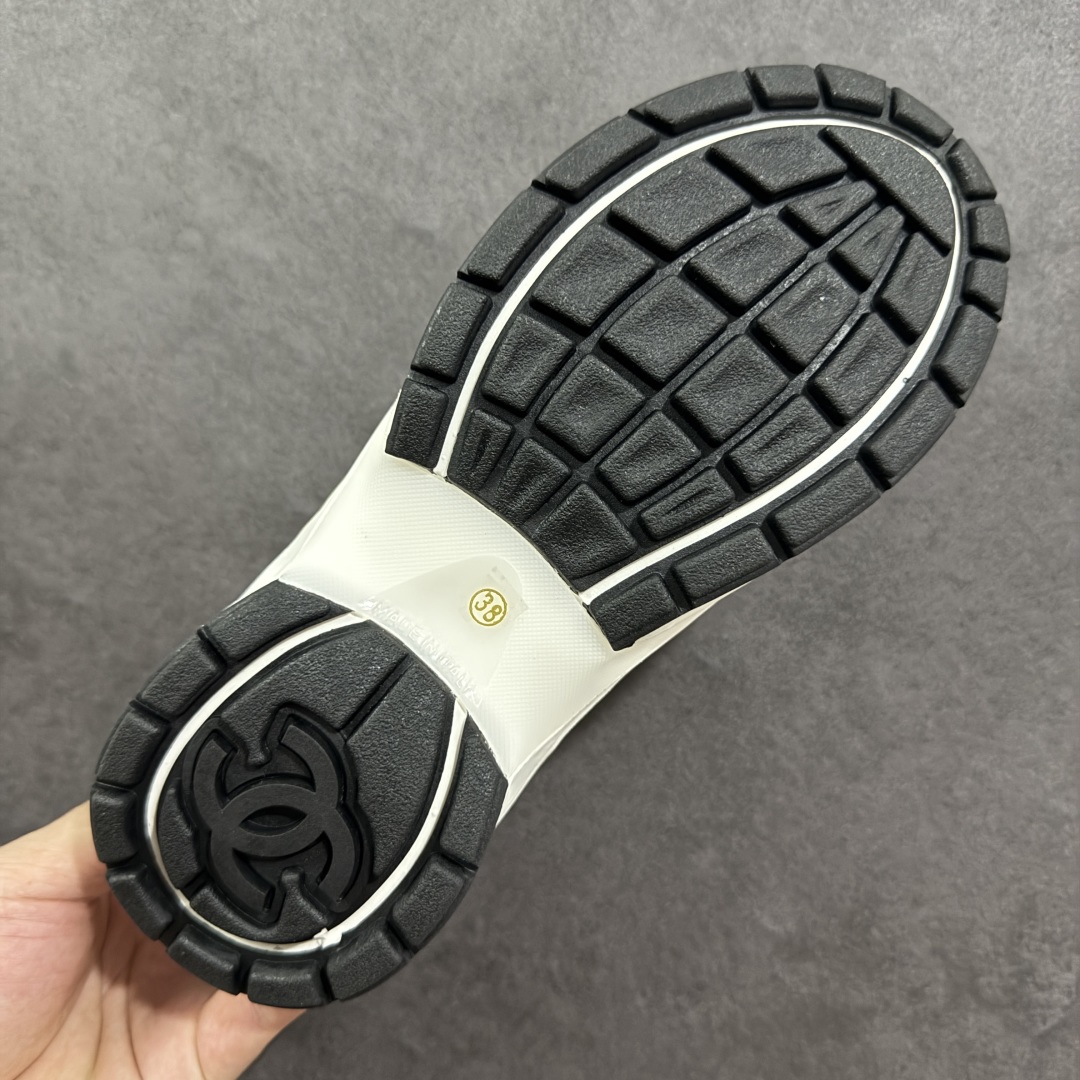 图片[9]-【高品质礼盒版本】Chanel香奈儿24C 早春度假系列 小香 金属 休闲 运动鞋 金 银角大王 最新国外走秀系列Chanel 香奈儿 2024 早春系列在世界第二小国举办。系列以摩纳哥国际化的海滨生活方式为灵感，从F1赛车赛道到海滩泳池，从赌场到网球场，打造了多样且别致的全新系列赛车手的头盔，连身套装等元素经过重新诠释更显时尚感 配送专柜精美包装🛍📦 ▪️面料： 原版进口金属牛皮+科技面料 ▪️内里：原版定制透气网里 ▪️鞋底：原版开模超轻发泡组合大底 ▪️底厚：3.5CM ▪️尺码： 35-40-选品中心