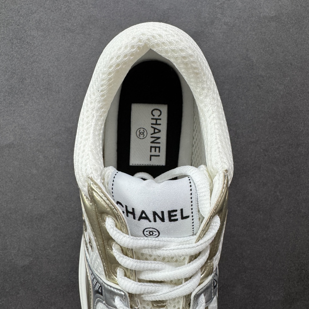图片[7]-【高品质礼盒版本】Chanel香奈儿24C 早春度假系列 小香 金属 休闲 运动鞋 金 银角大王 最新国外走秀系列Chanel 香奈儿 2024 早春系列在世界第二小国举办。系列以摩纳哥国际化的海滨生活方式为灵感，从F1赛车赛道到海滩泳池，从赌场到网球场，打造了多样且别致的全新系列赛车手的头盔，连身套装等元素经过重新诠释更显时尚感 配送专柜精美包装🛍📦 ▪️面料： 原版进口金属牛皮+科技面料 ▪️内里：原版定制透气网里 ▪️鞋底：原版开模超轻发泡组合大底 ▪️底厚：3.5CM ▪️尺码： 35-40-选品中心