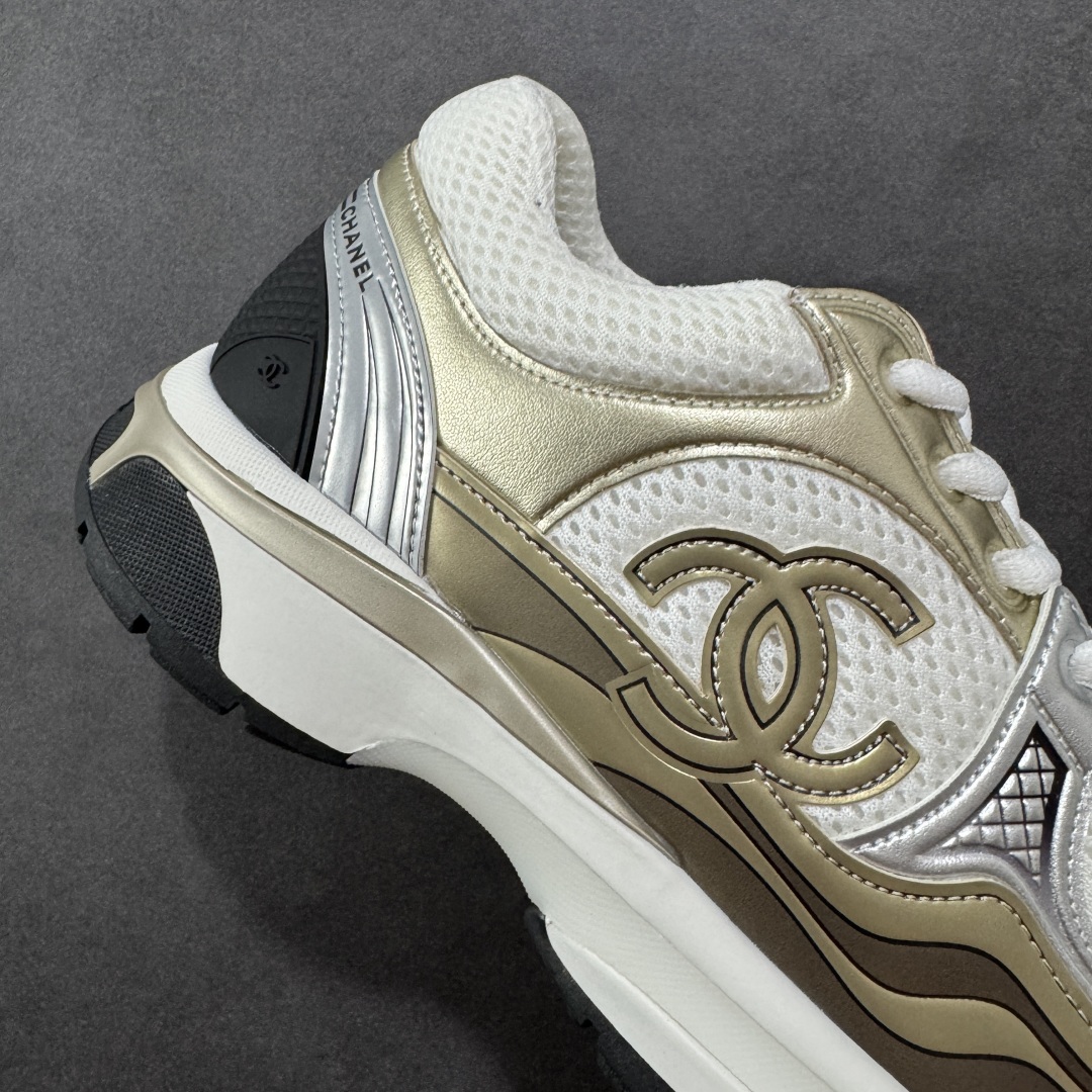 图片[6]-【高品质礼盒版本】Chanel香奈儿24C 早春度假系列 小香 金属 休闲 运动鞋 金 银角大王 最新国外走秀系列Chanel 香奈儿 2024 早春系列在世界第二小国举办。系列以摩纳哥国际化的海滨生活方式为灵感，从F1赛车赛道到海滩泳池，从赌场到网球场，打造了多样且别致的全新系列赛车手的头盔，连身套装等元素经过重新诠释更显时尚感 配送专柜精美包装🛍📦 ▪️面料： 原版进口金属牛皮+科技面料 ▪️内里：原版定制透气网里 ▪️鞋底：原版开模超轻发泡组合大底 ▪️底厚：3.5CM ▪️尺码： 35-40-选品中心